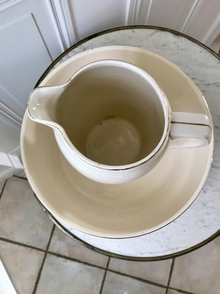 Toilet service in terre de fer longchamp cream with golden edging 40s-50s