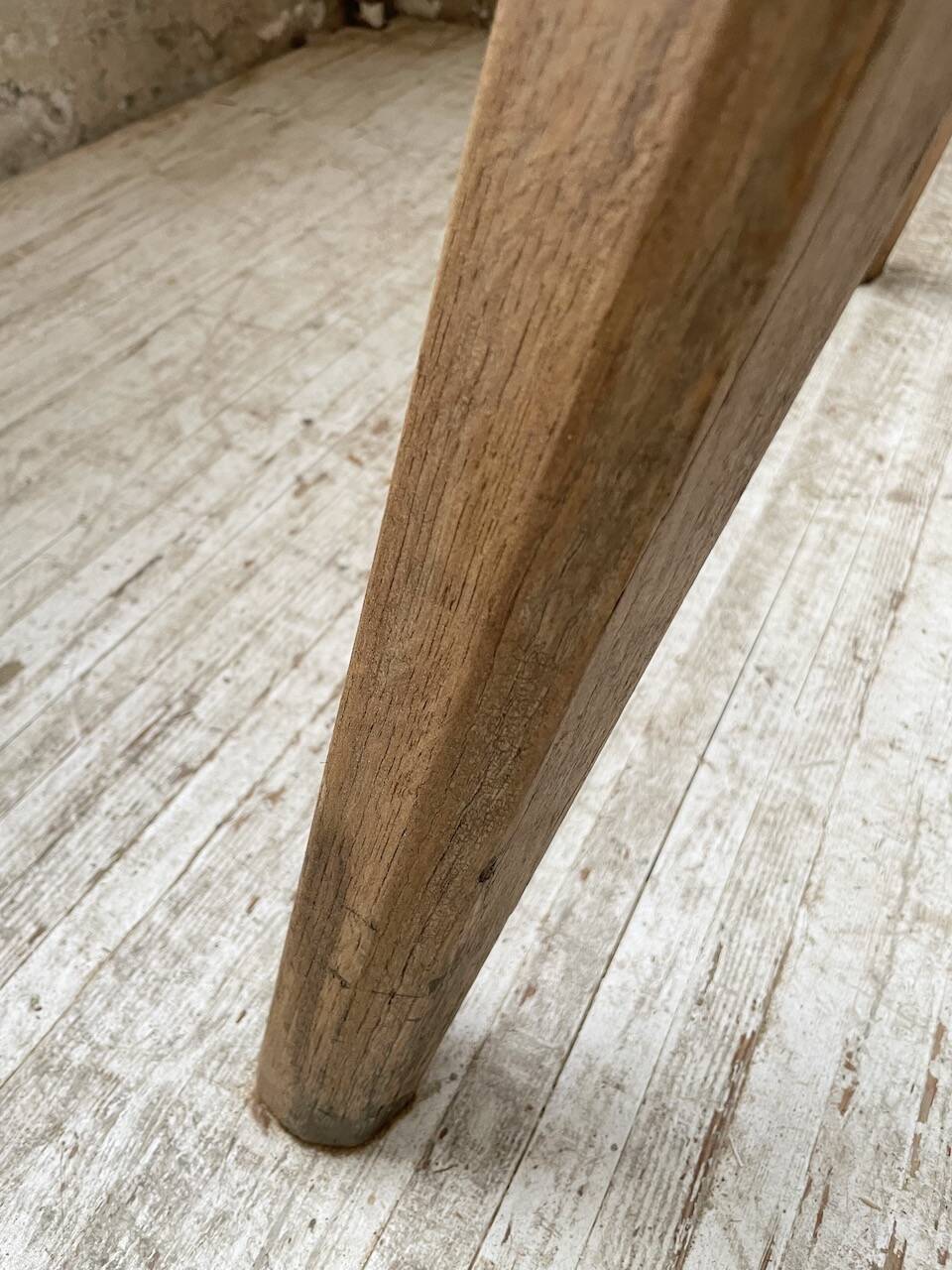 Table brutaliste savoyarde en chêne