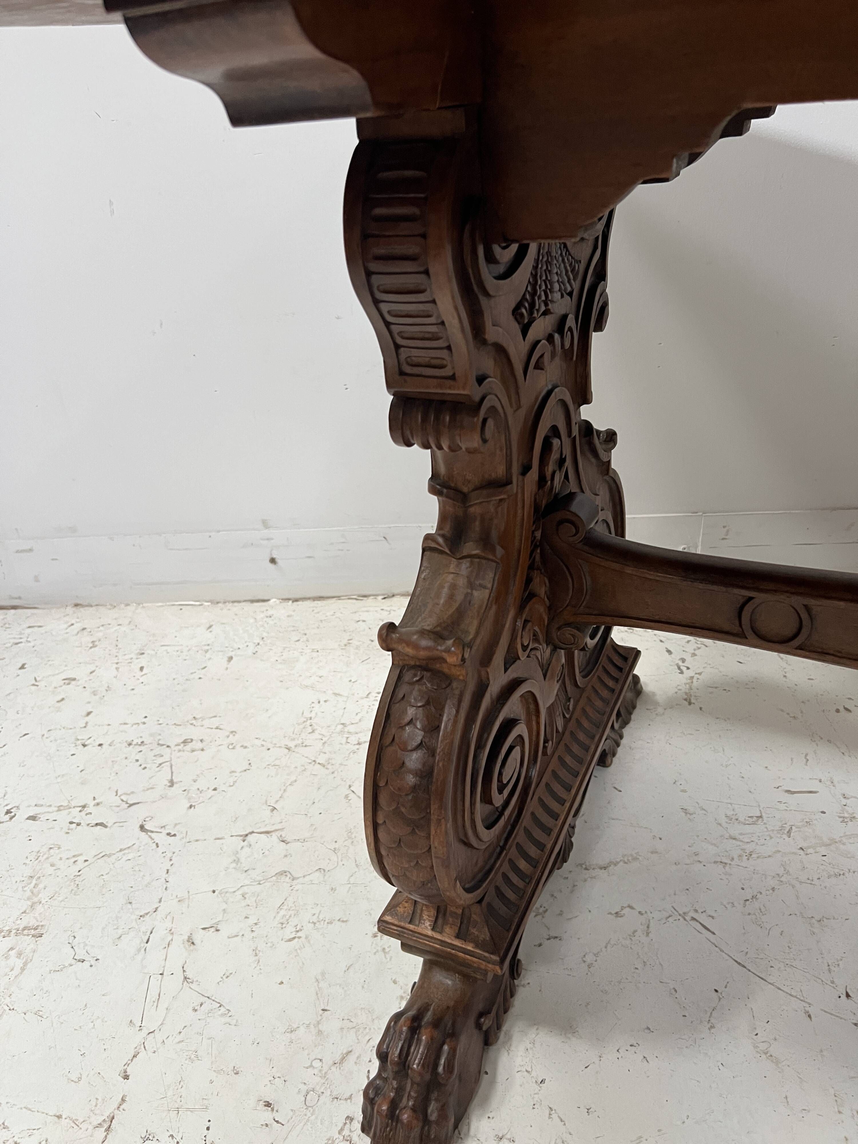 Table a manger de style Renaissance en bois massif sculpté XX siècle