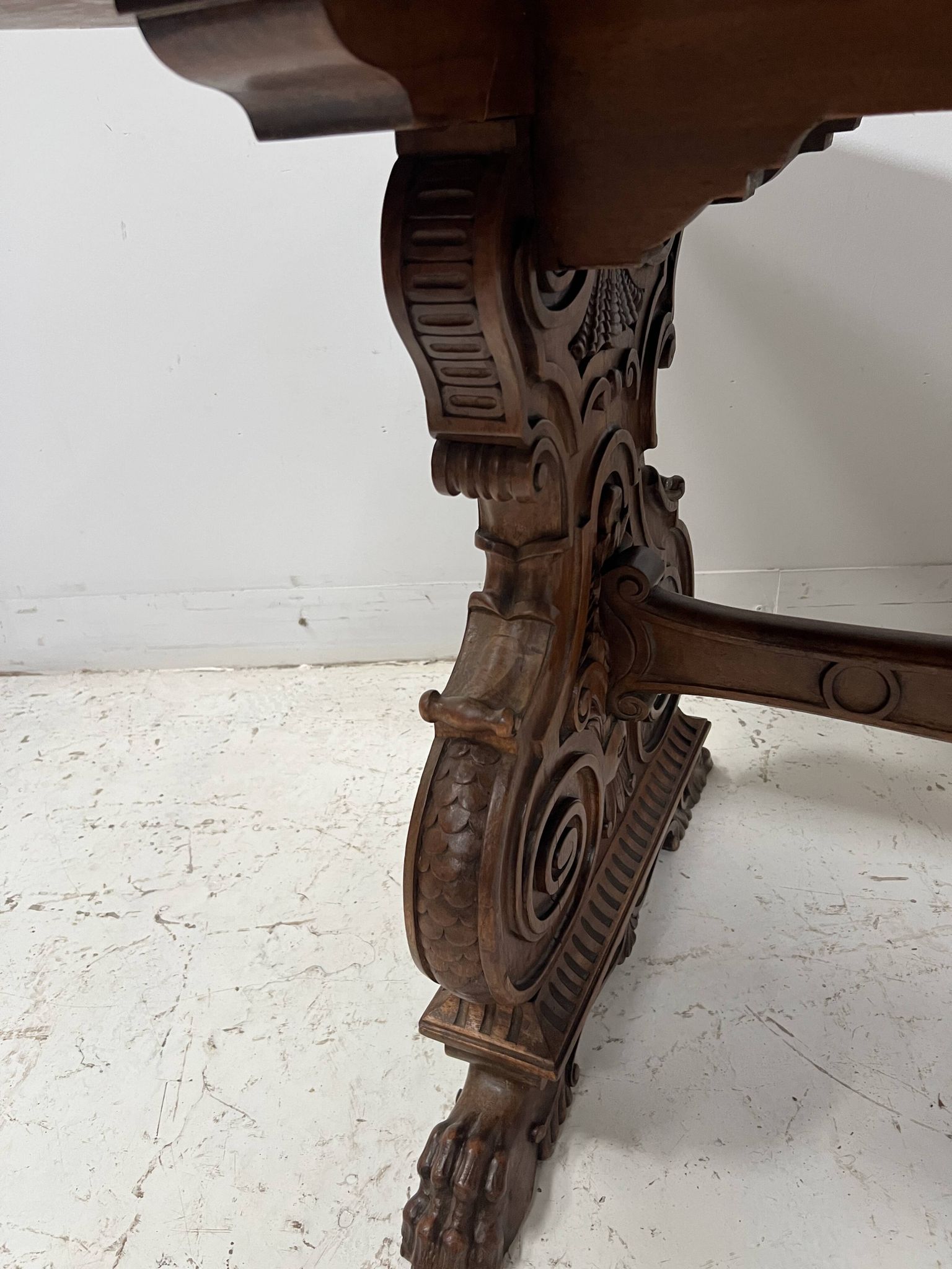 Table a manger de style Renaissance en bois massif sculpté XX siècle