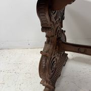 Table a manger de style Renaissance en bois massif sculpté XX siècle