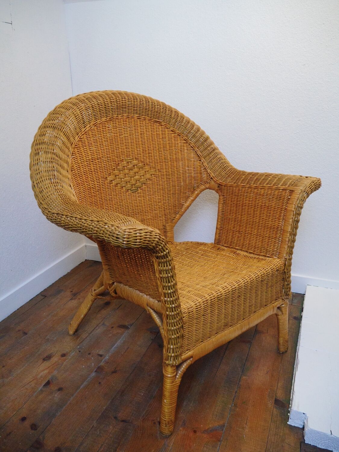 2 rattan armchairs