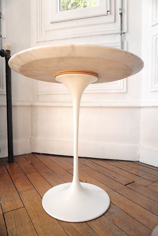 Pedestal table by Eero Saarinen for Knoll