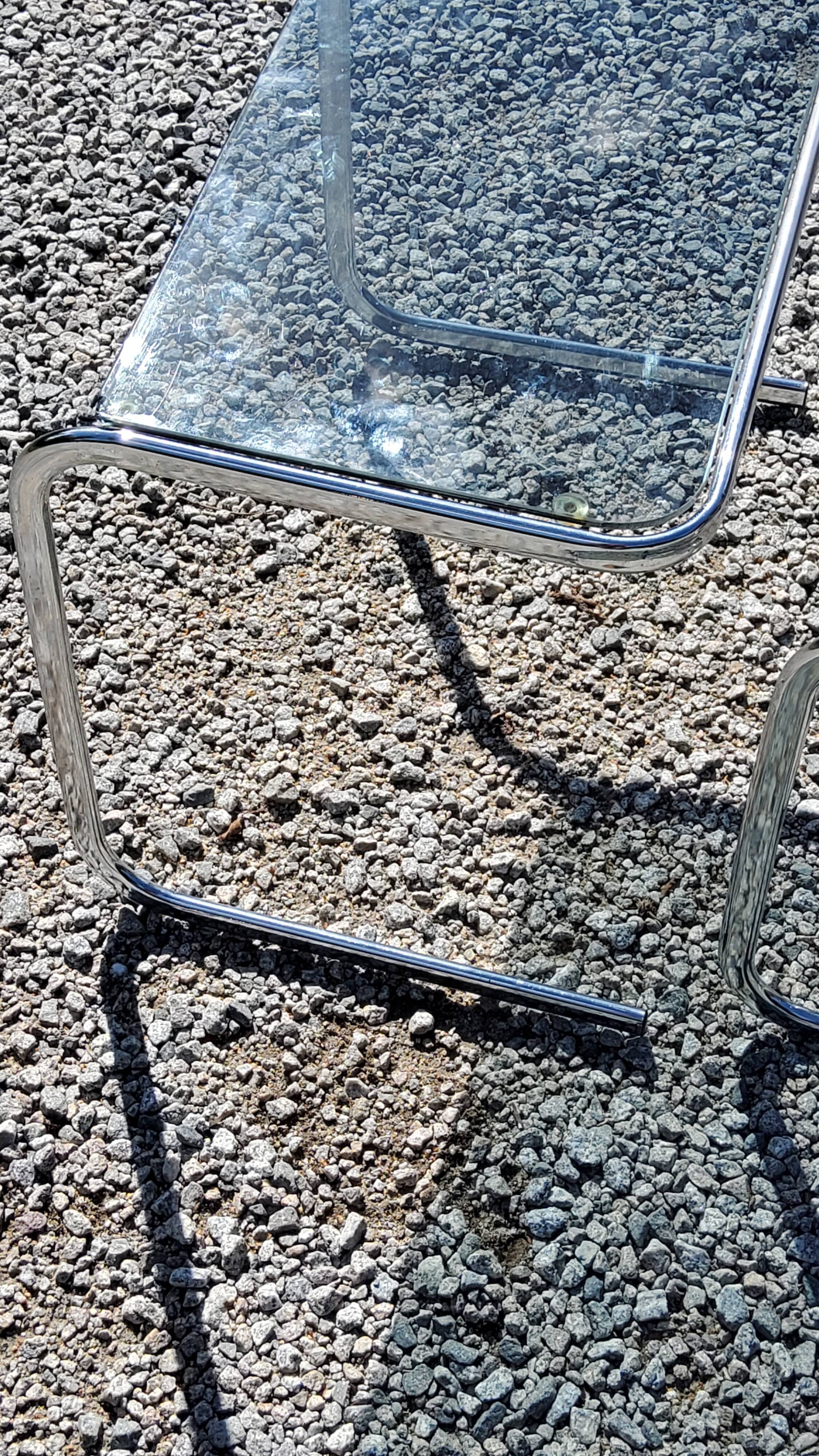 Set de 3 tables gigognes des années 70 en verre fumé piètement chromé