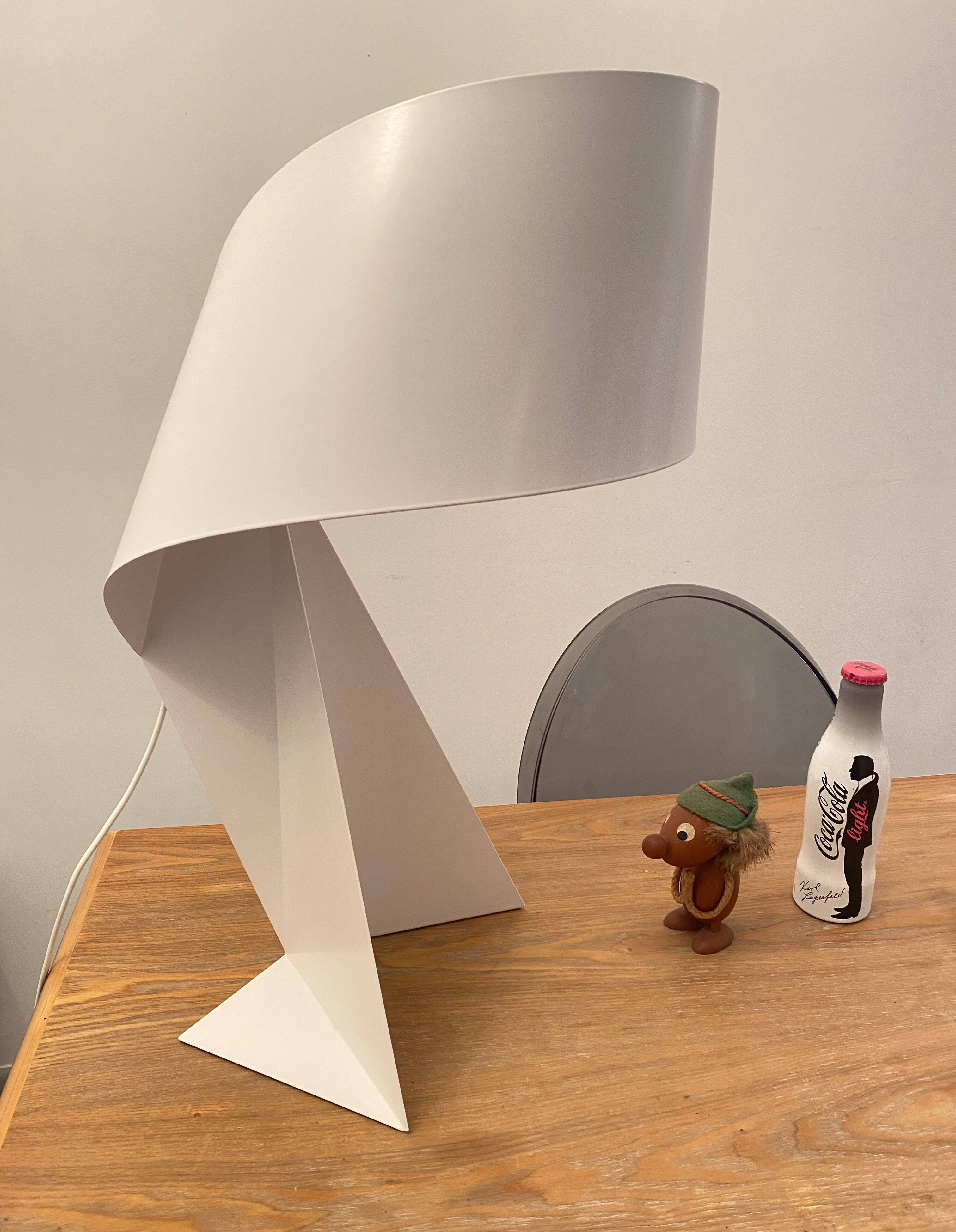 Ribbon lamp design Claire Norcross white laqué steel