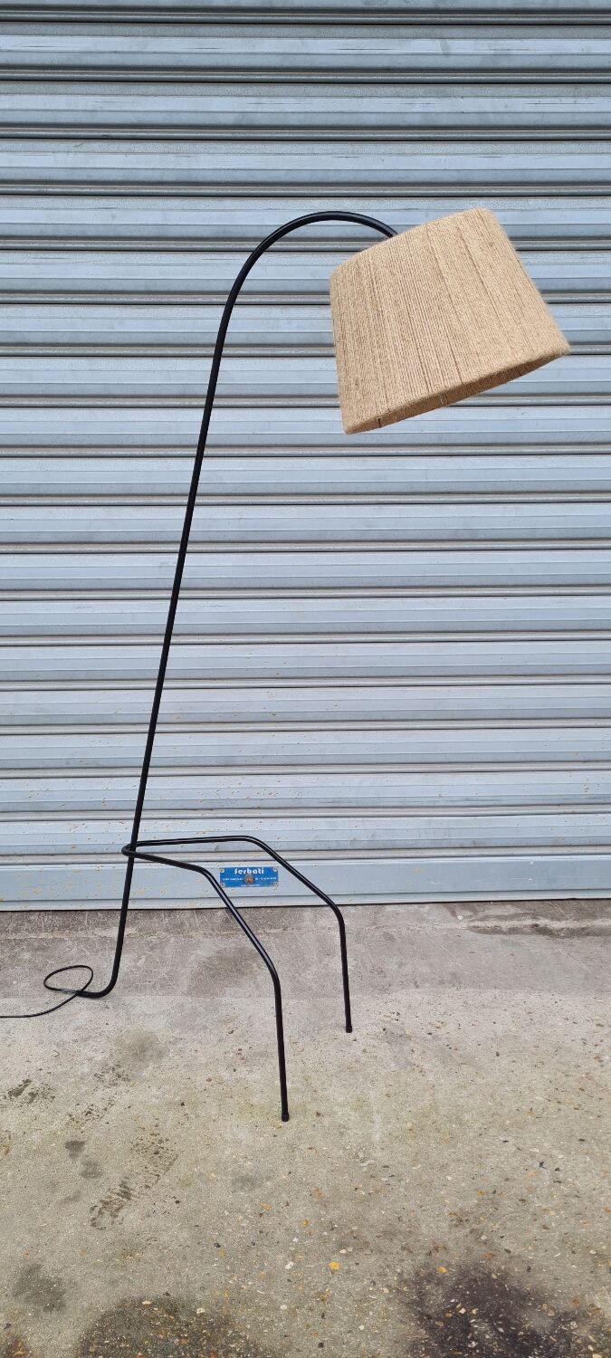 Tripod floor lamp