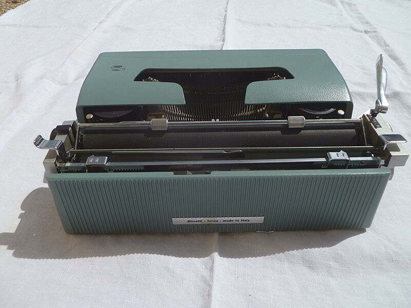 Typewriter by Olivetti Lettera 32