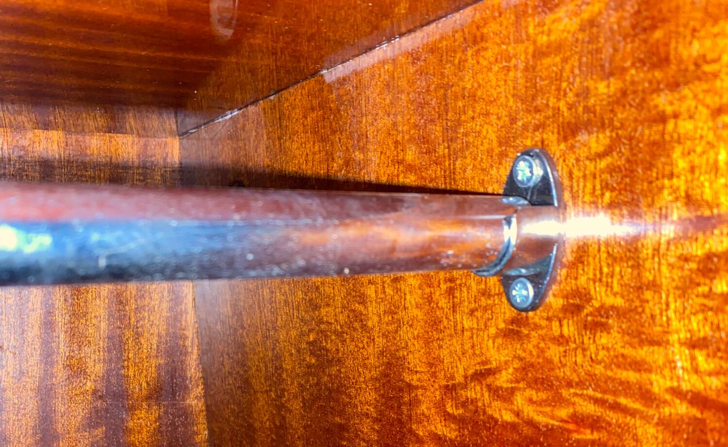 Armoire vintage pieds compas