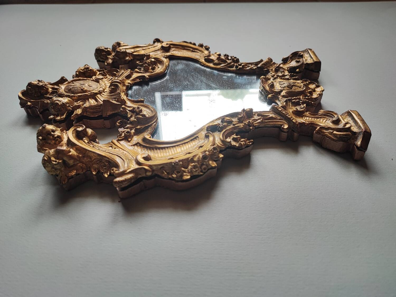 Petit miroir suspendu en métal doré