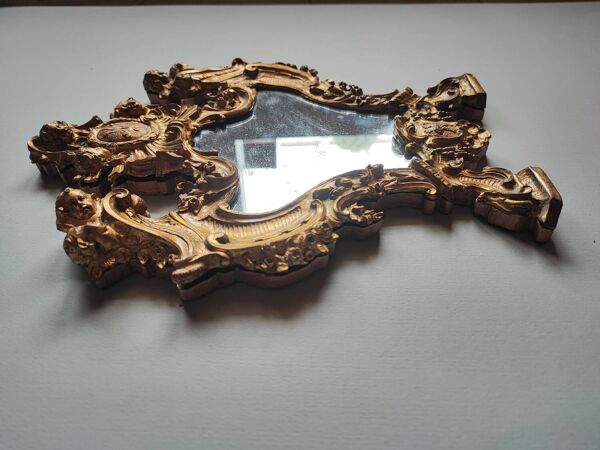 Petit miroir suspendu en métal doré