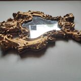 Petit miroir suspendu en métal doré
