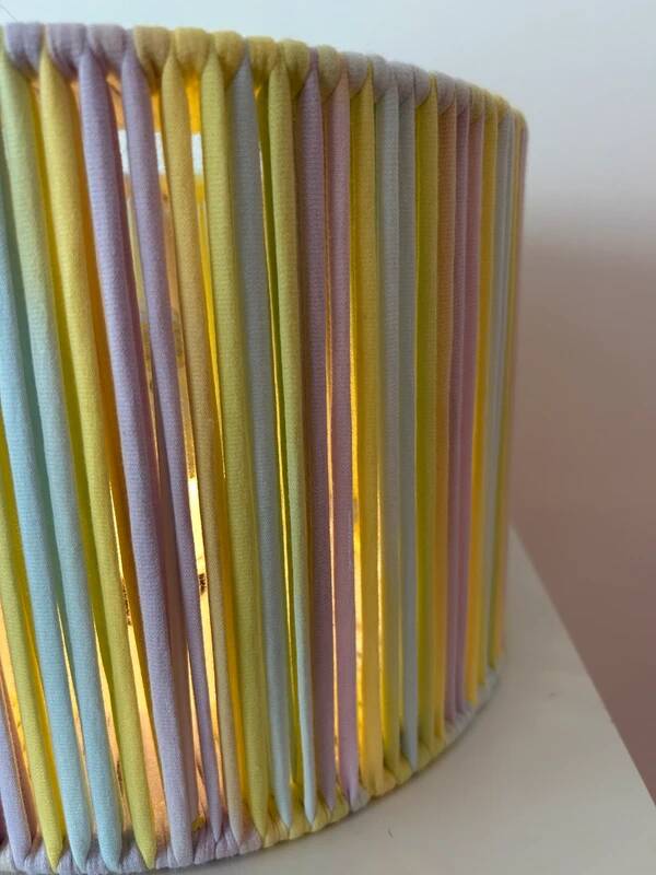 Abat-jour de taille moyenne recouvert de fil de jersey dans des tons pastel