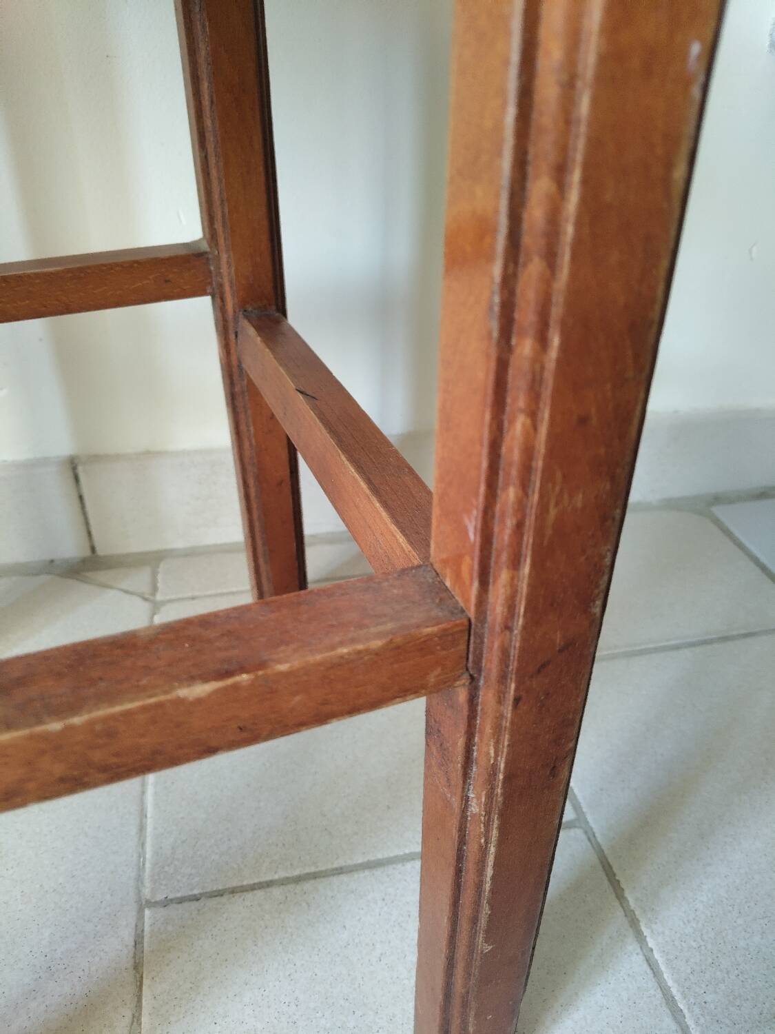 Antique campaign stool in solid wood with a straw seat.