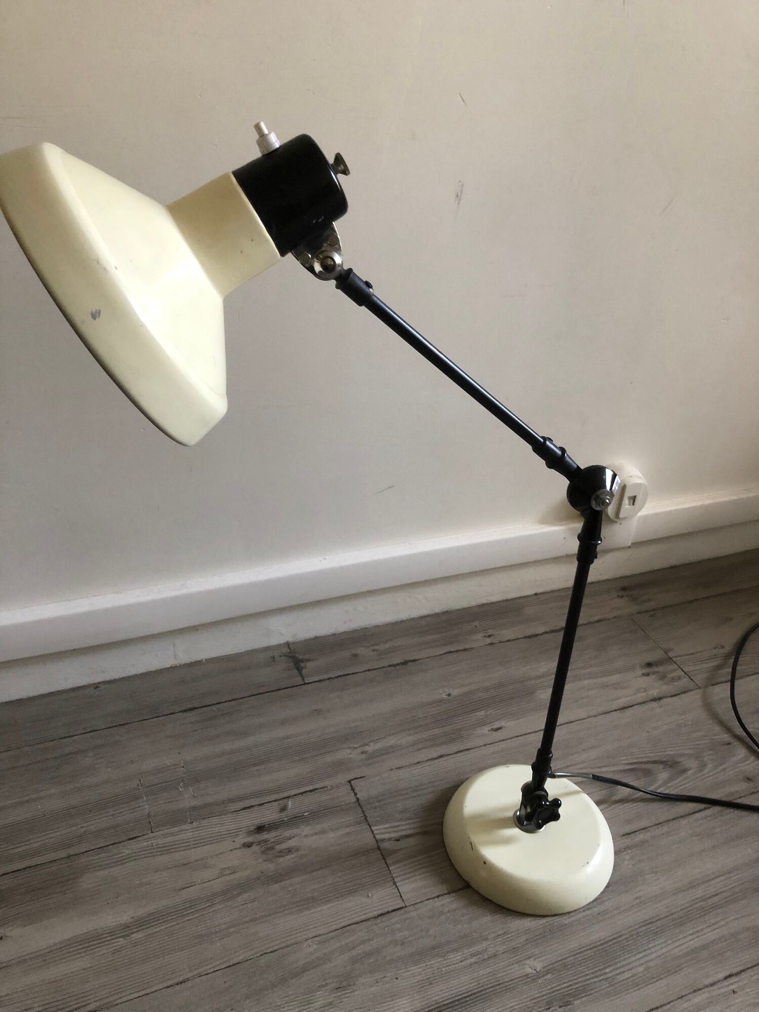 Desk lamp has two articulated metal arms