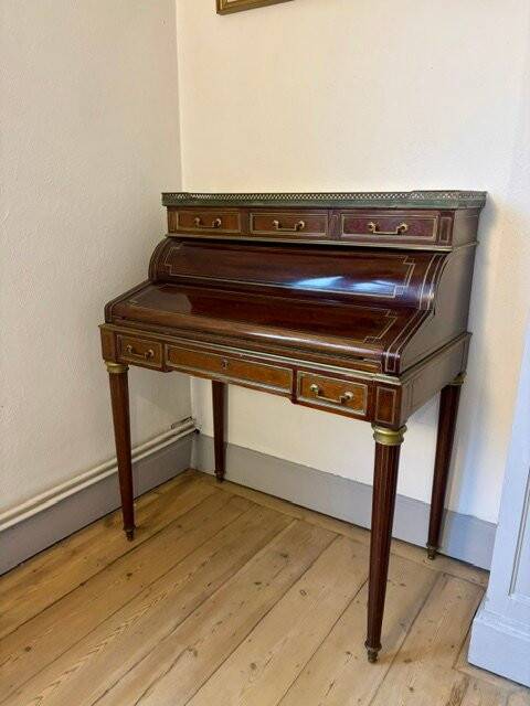 Cylinder desk with a system in mahogany in the Louis XVI style.