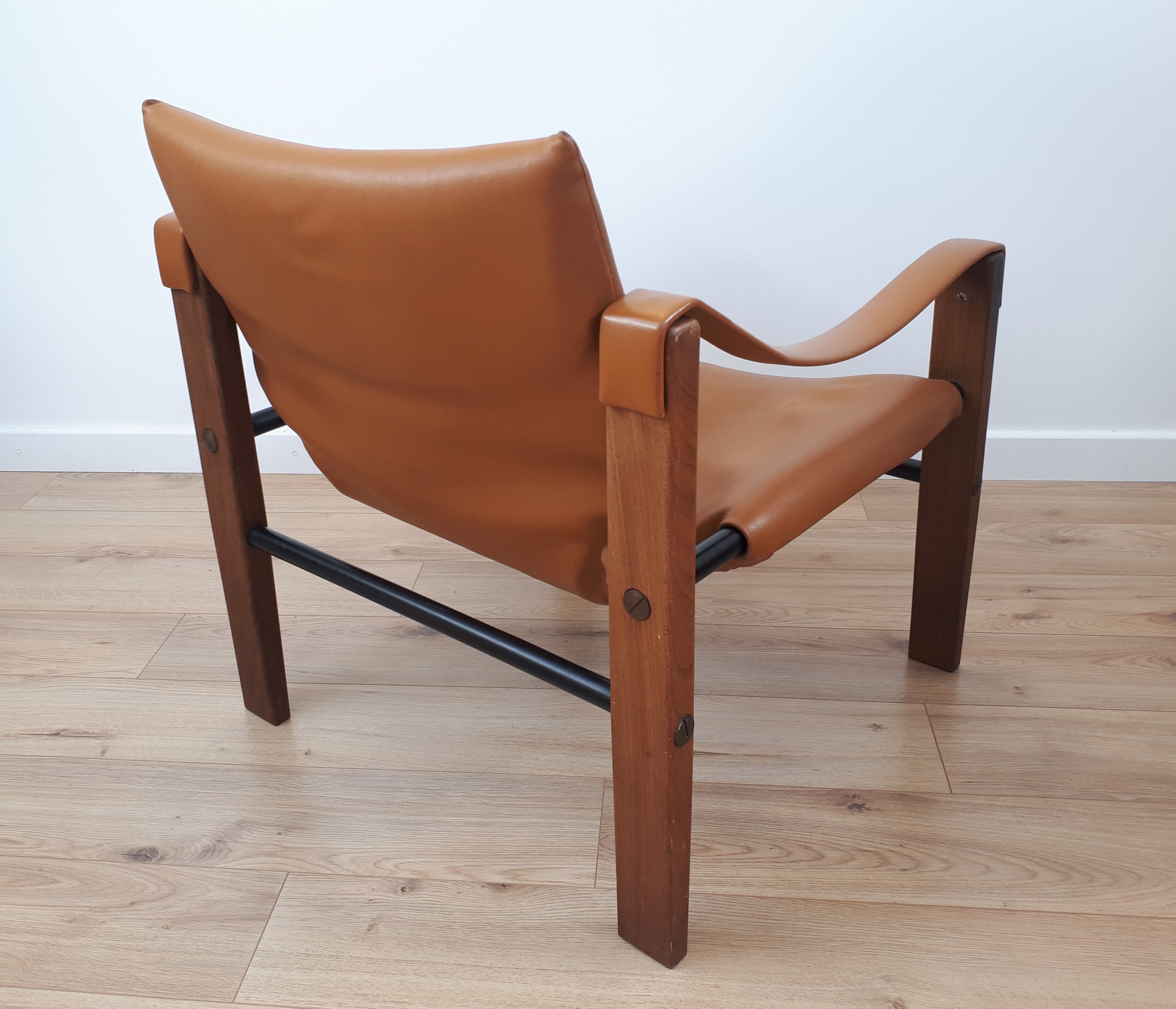 Paire de fauteuils style safari et ottoman "Chelsea", M. Burke pour Arkana, 1970s