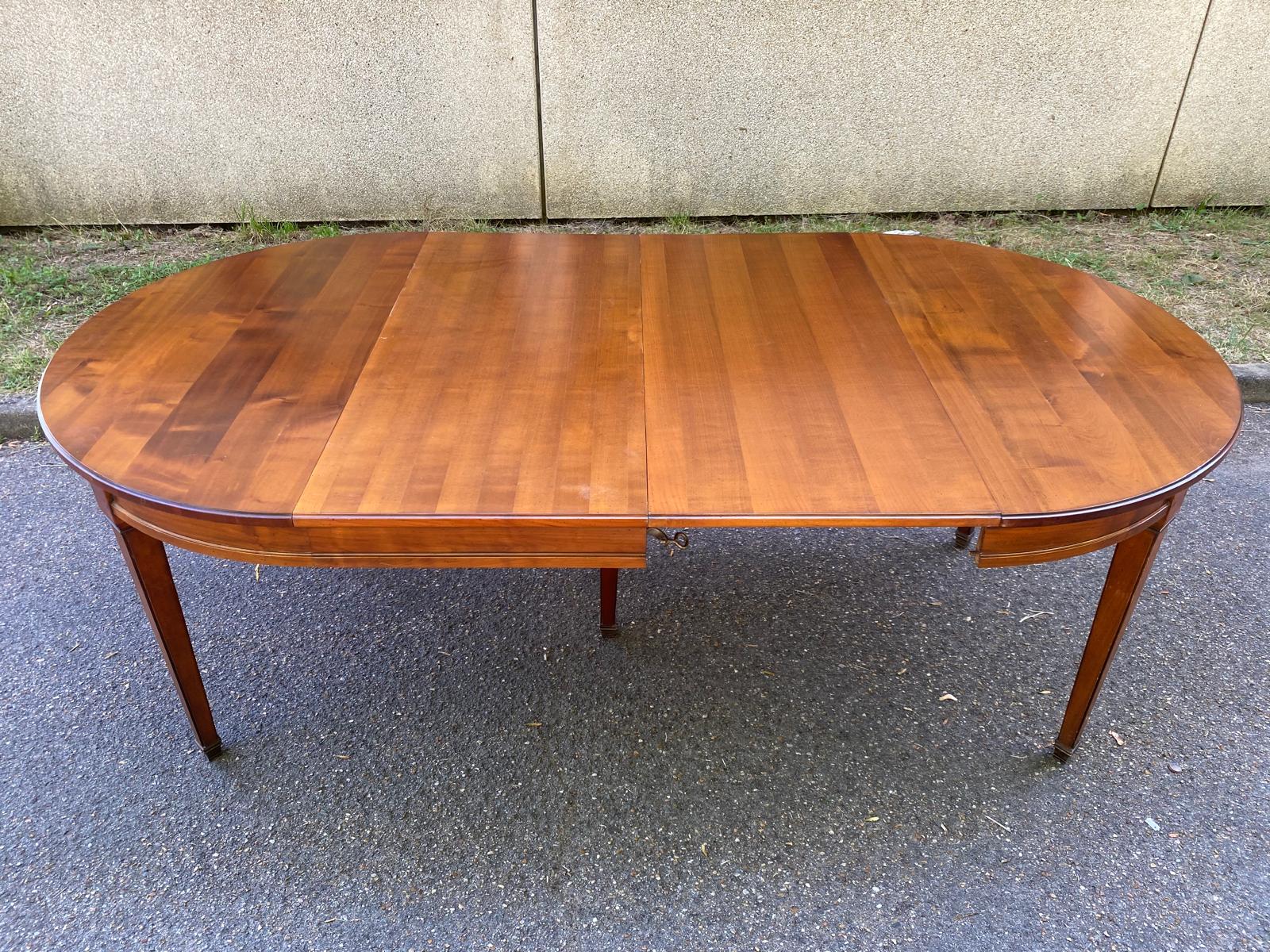 Round extendable dining table Louis XVI in cherry wood from the 1960s.