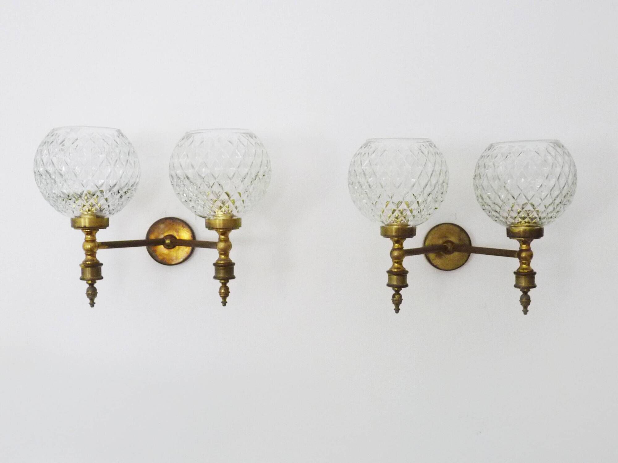 Paire d'appliques murales vintage en laiton et globe en verre années 50