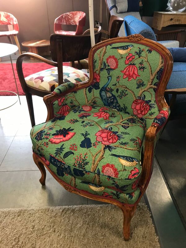 Fauteuil Bergère de style Louis XV motifs fleuris