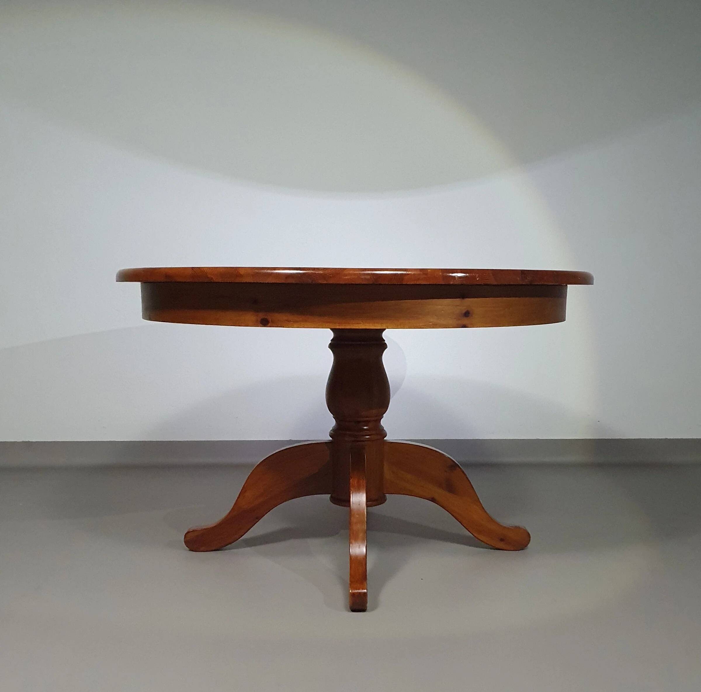 70s pine wood dining table / wood column leg table in 4-leg design with round top