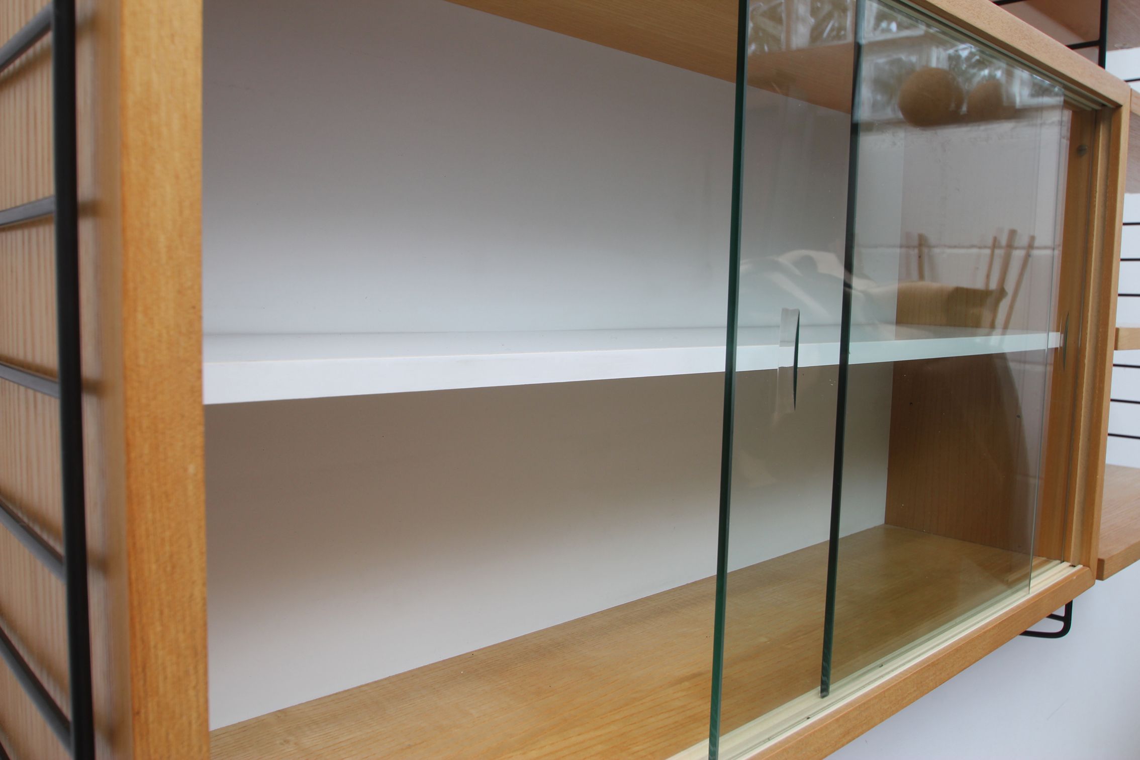Etagère murale des années 1960 avec vitrine, Nisse Strinning/Suède