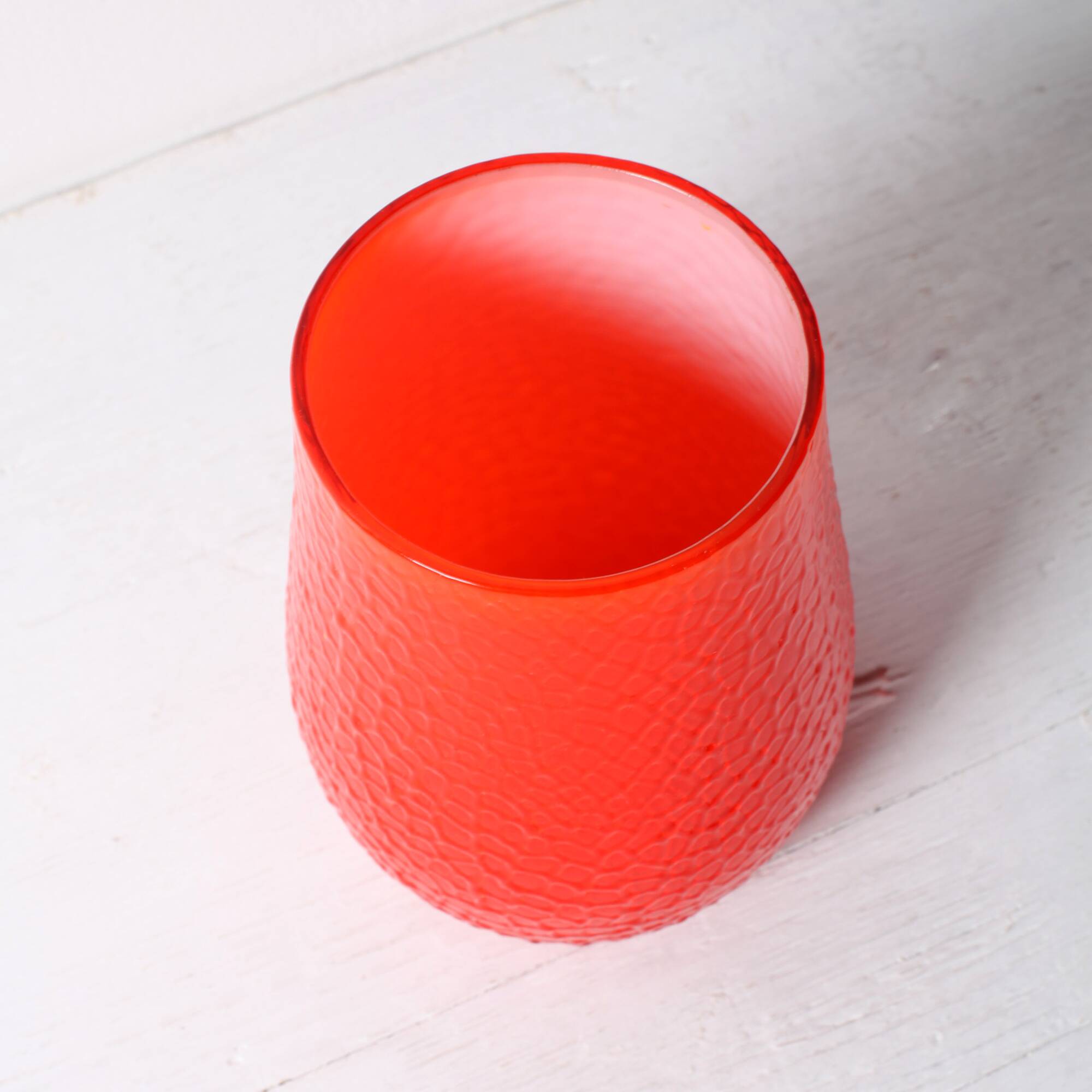 Vase martelé rouge de style mid-century modern : Elme Glasbruk, verre suédois, années 1960.