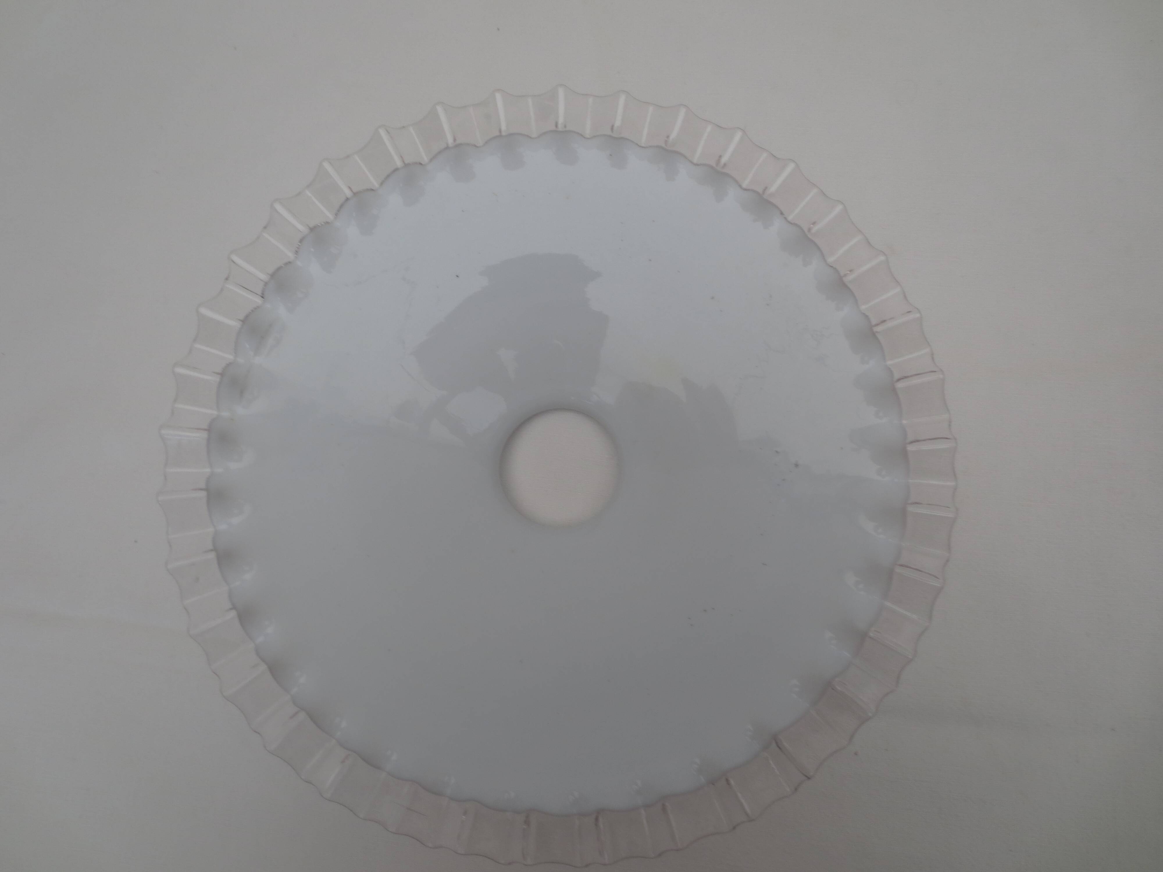 Old suspension, said rises and falls with serrated white opaline