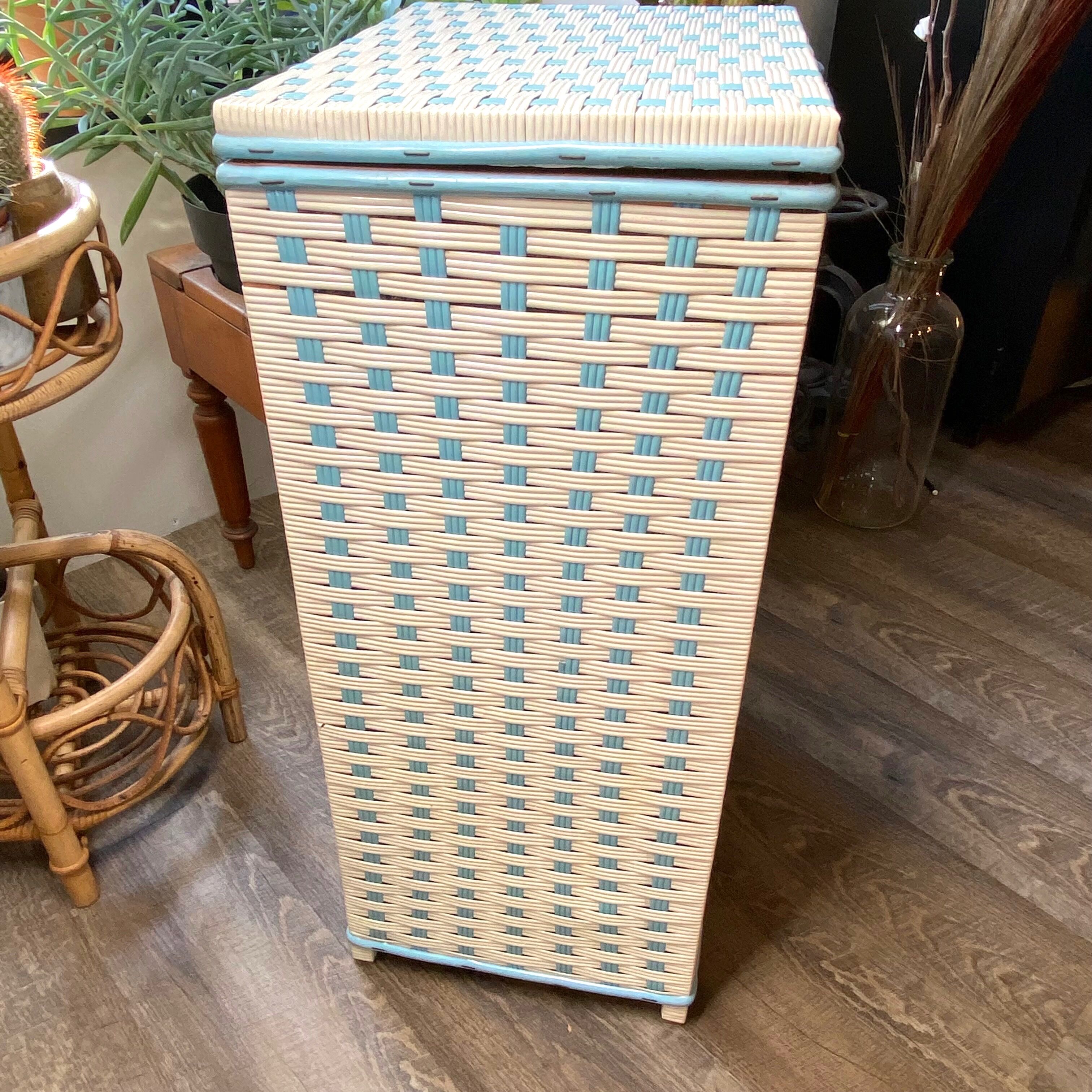 Laundry chest in scoubidou 60s