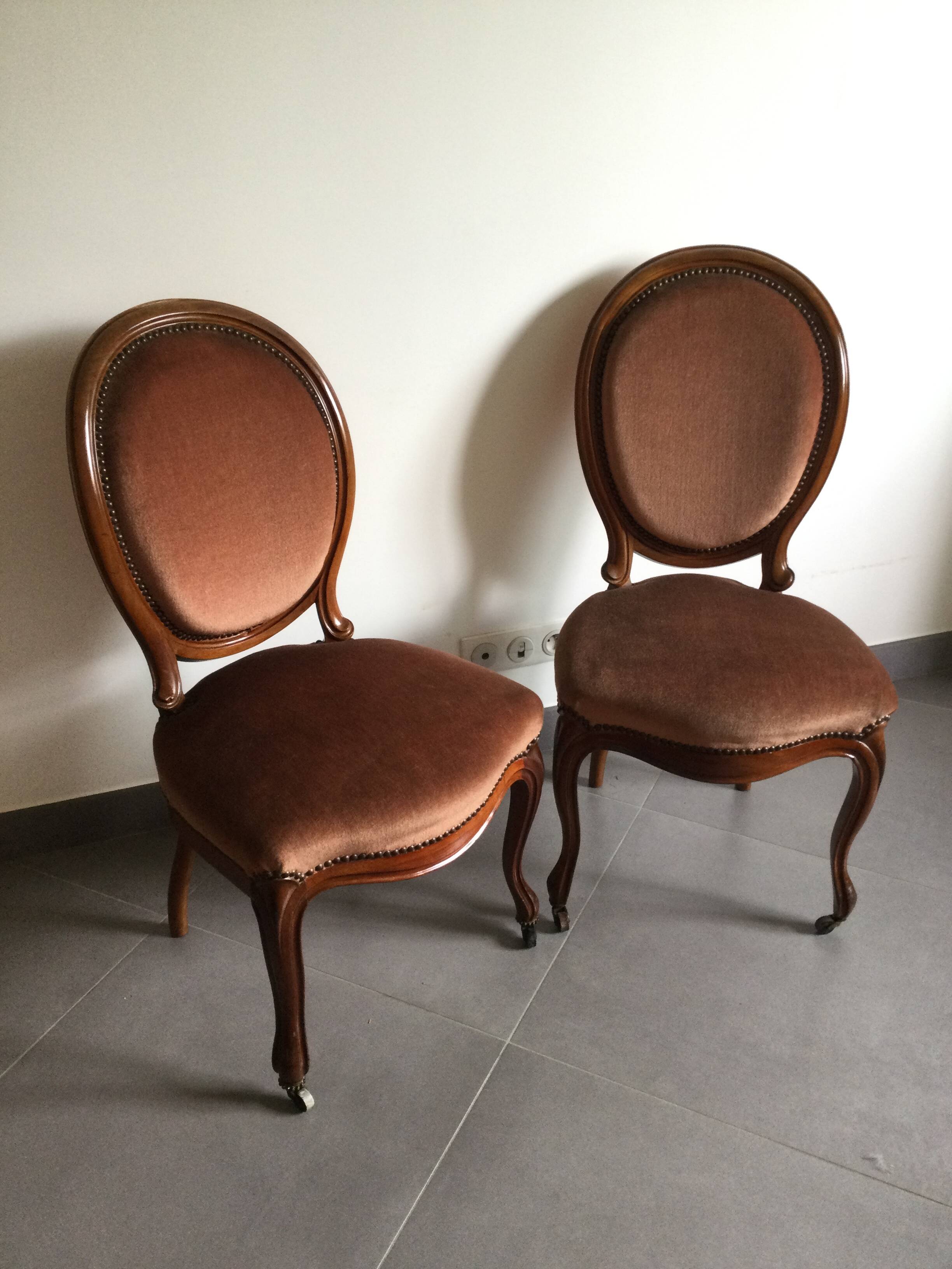 Paire de chaises médaillon style Louis Philippe en velours rose