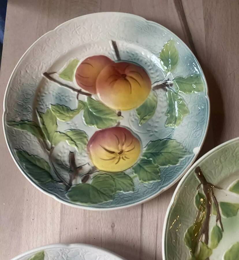 Set of 5 flat plates in Saint-Clément Barbotine earthenware with seasonal fruit motifs