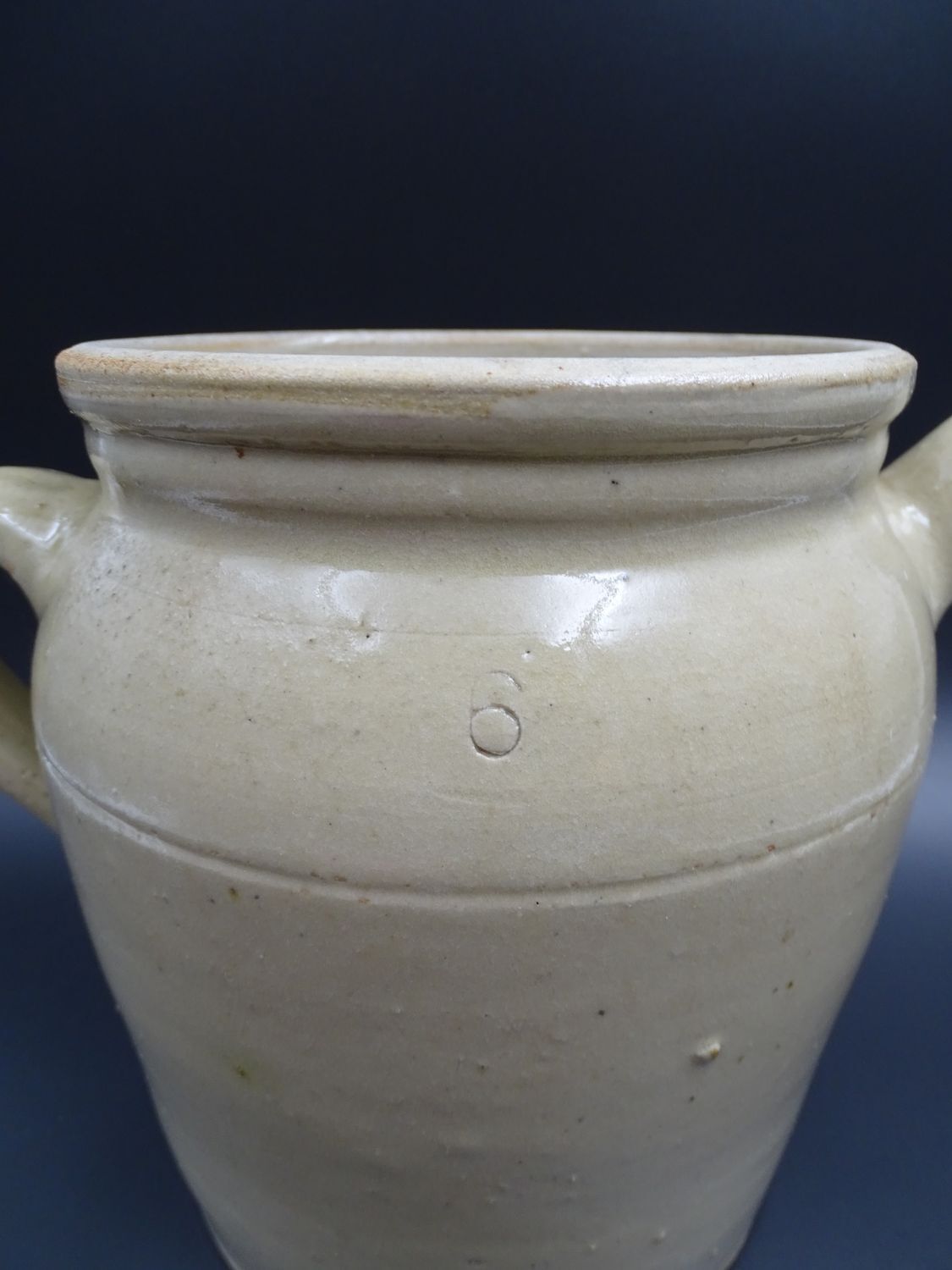 Grease pot with burgundy sandstone spout