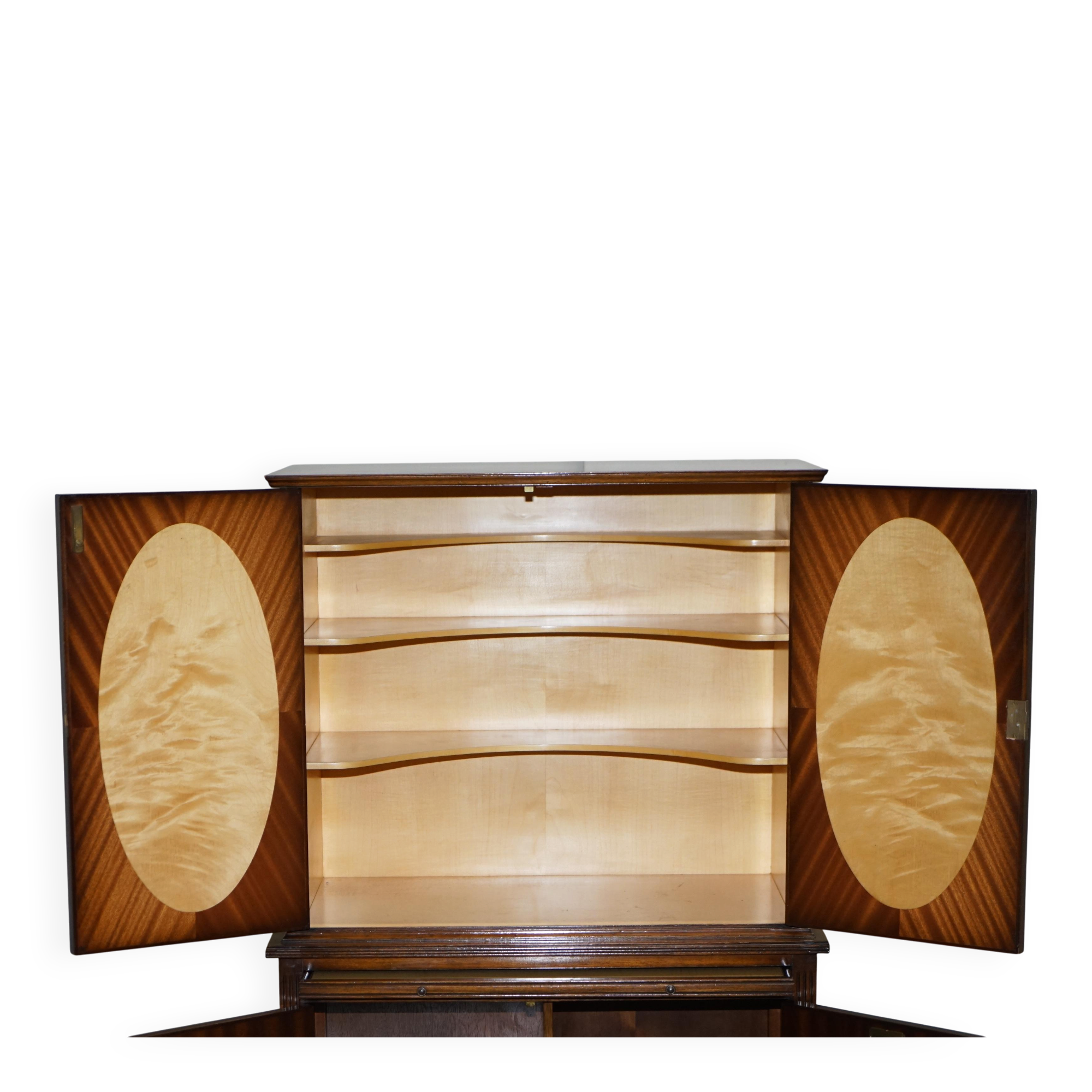 Cabinet à boissons flammé en acajou et satin style Sheraton Revival