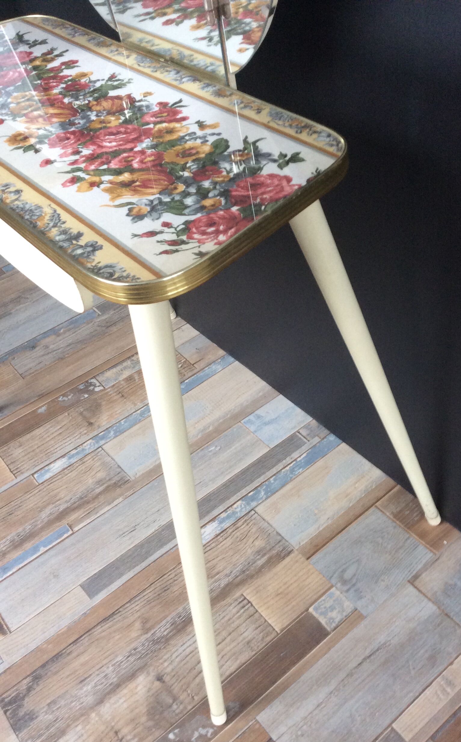 Hairdresser of the 50s and 60s with triptych mirror