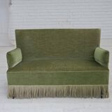 Canapé danois 2 places des années 1970, velours d'ameublement vert, pieds en bois de hêtre.