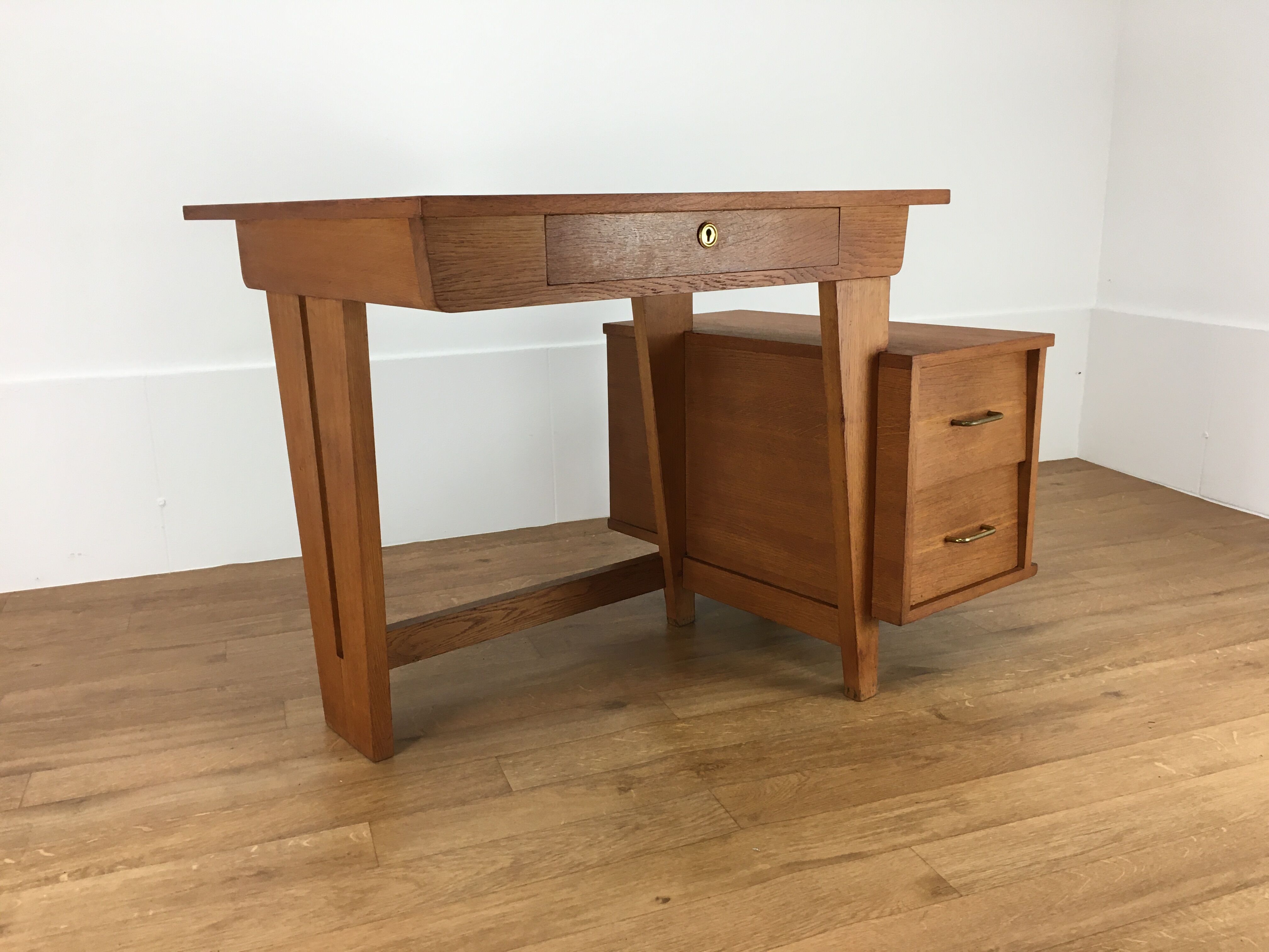 Asymmetric tripod office Reconstruction 1950s