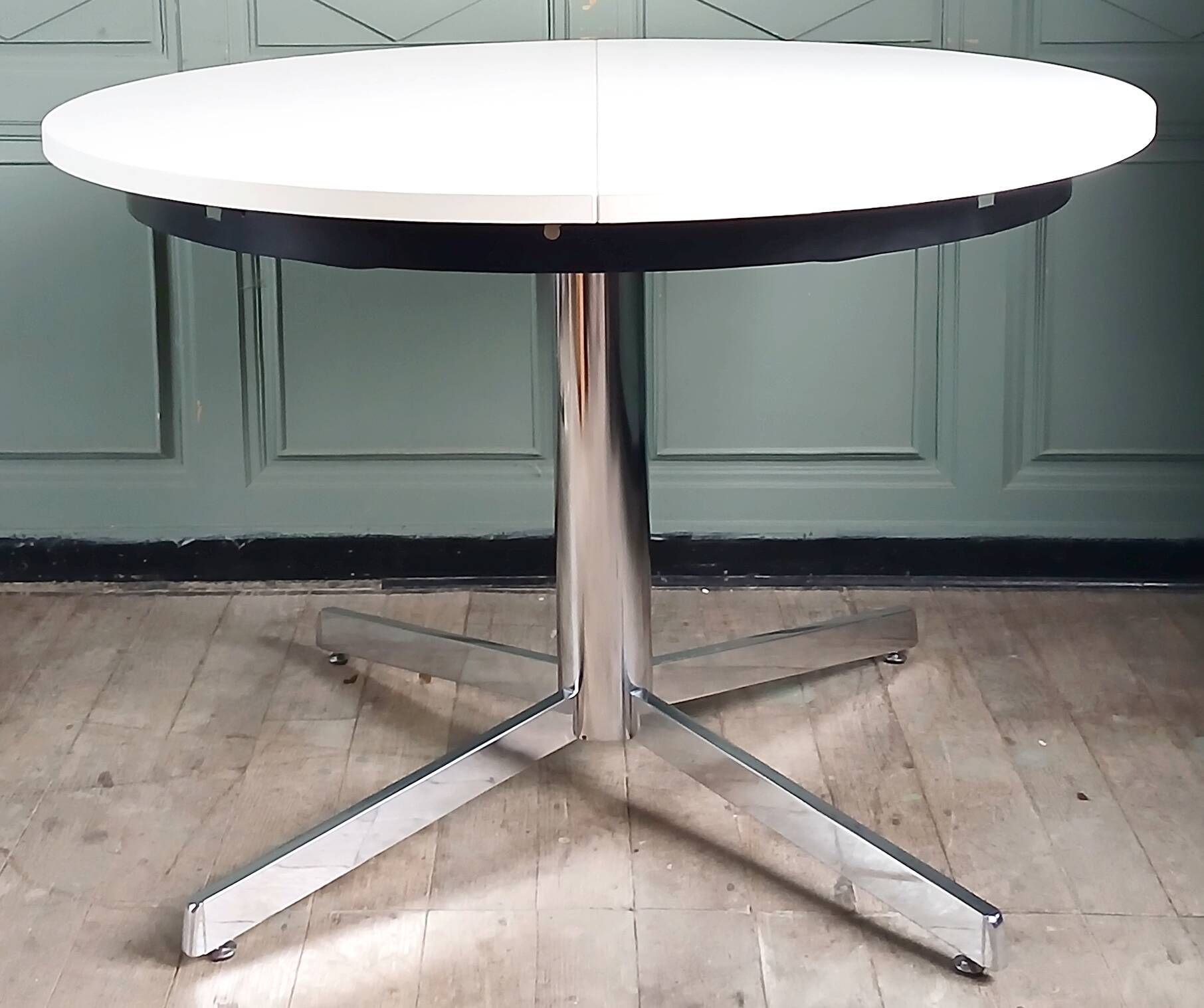 Table à manger "Pelikan" extensible. Esprit Florence Knoll. Roche Bobois 70