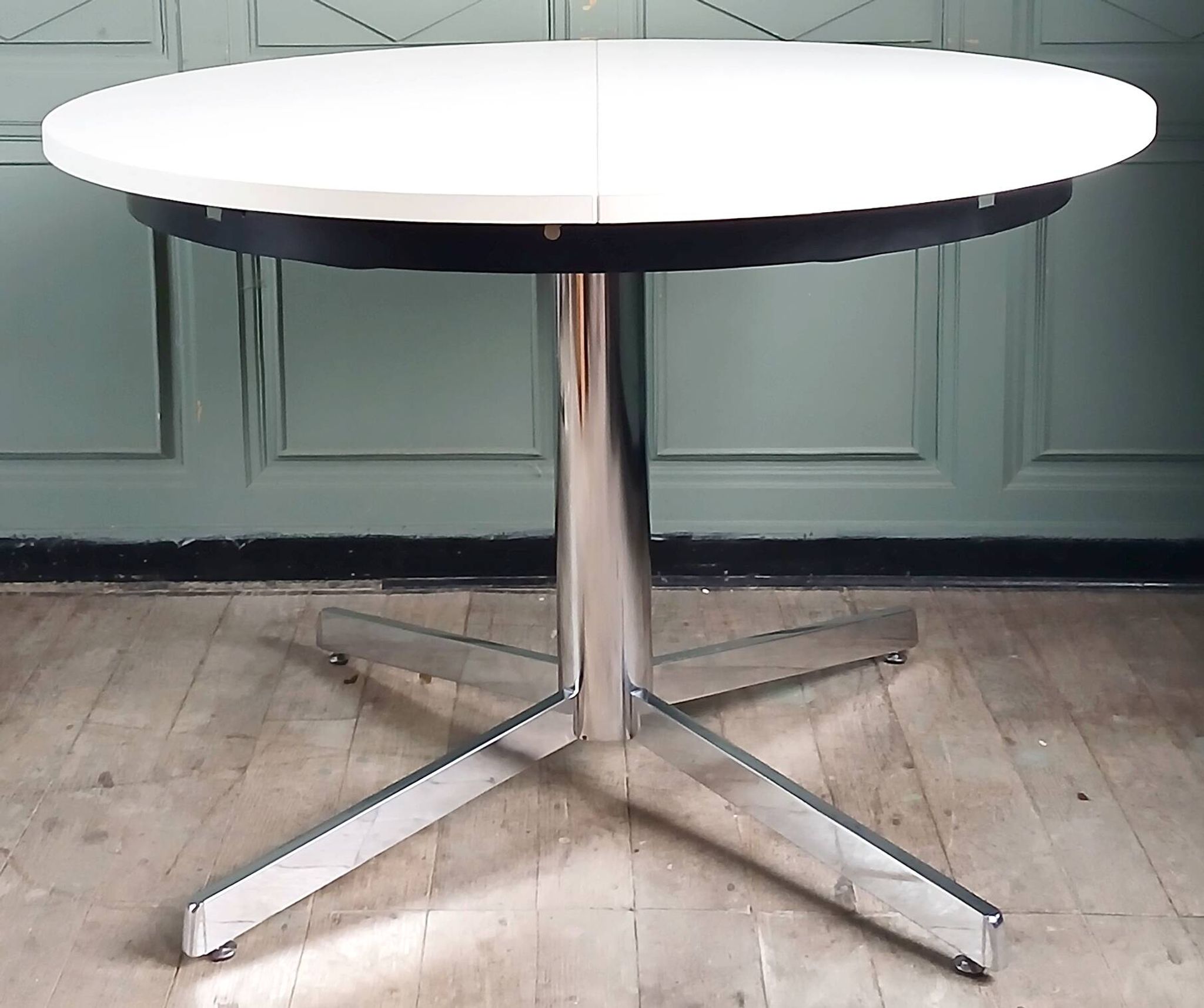 Table à manger "Pelikan" extensible. Esprit Florence Knoll. Roche Bobois 70
