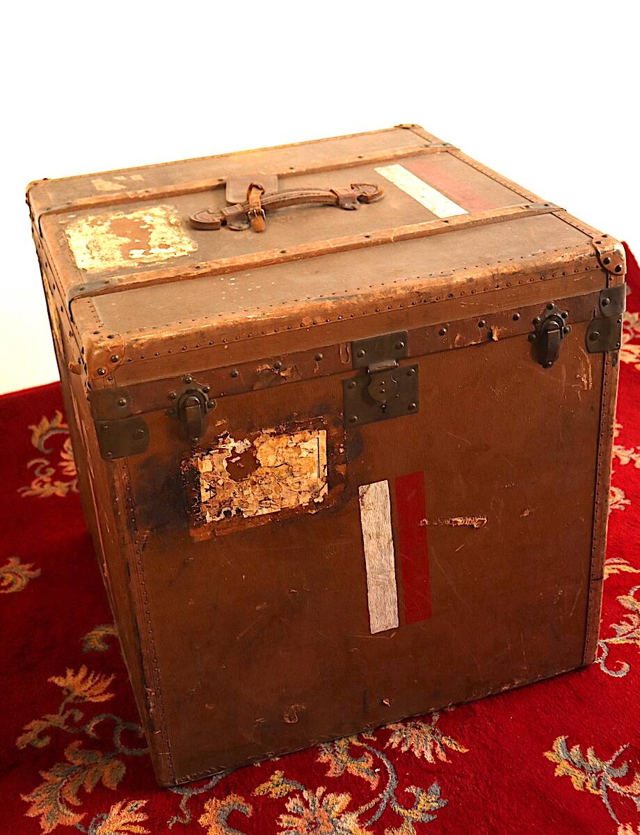Lavoët hat trunk