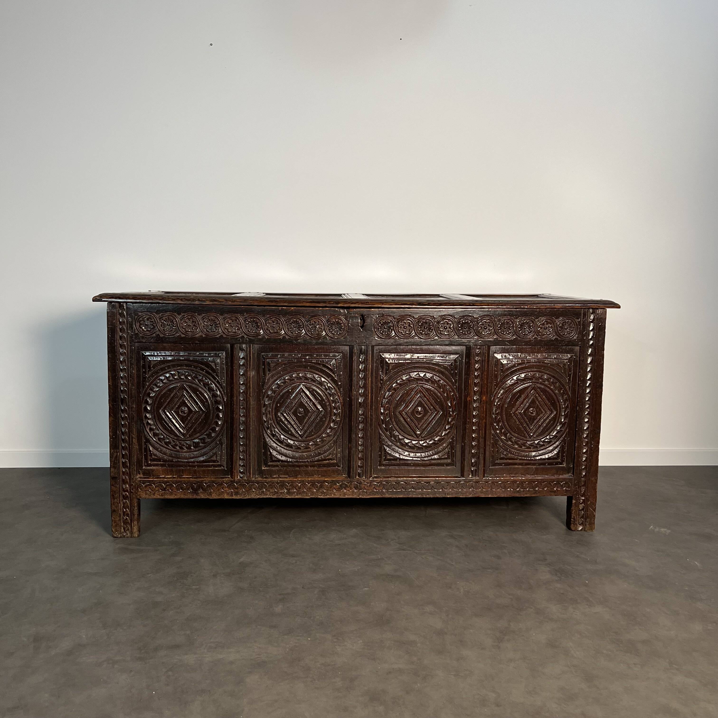 Large English chest from the 17th century in carved oak.