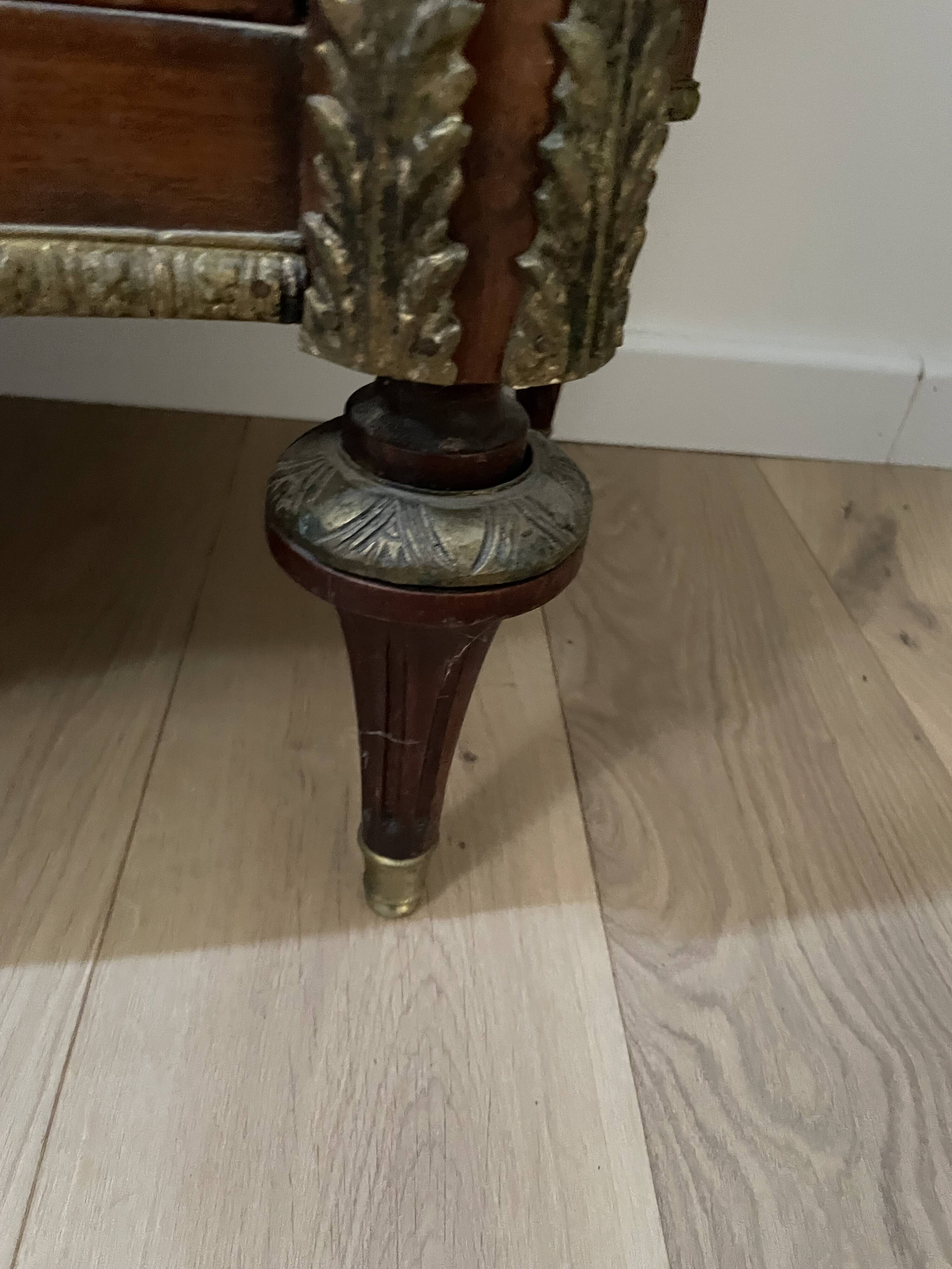 Commode style Louis XVI