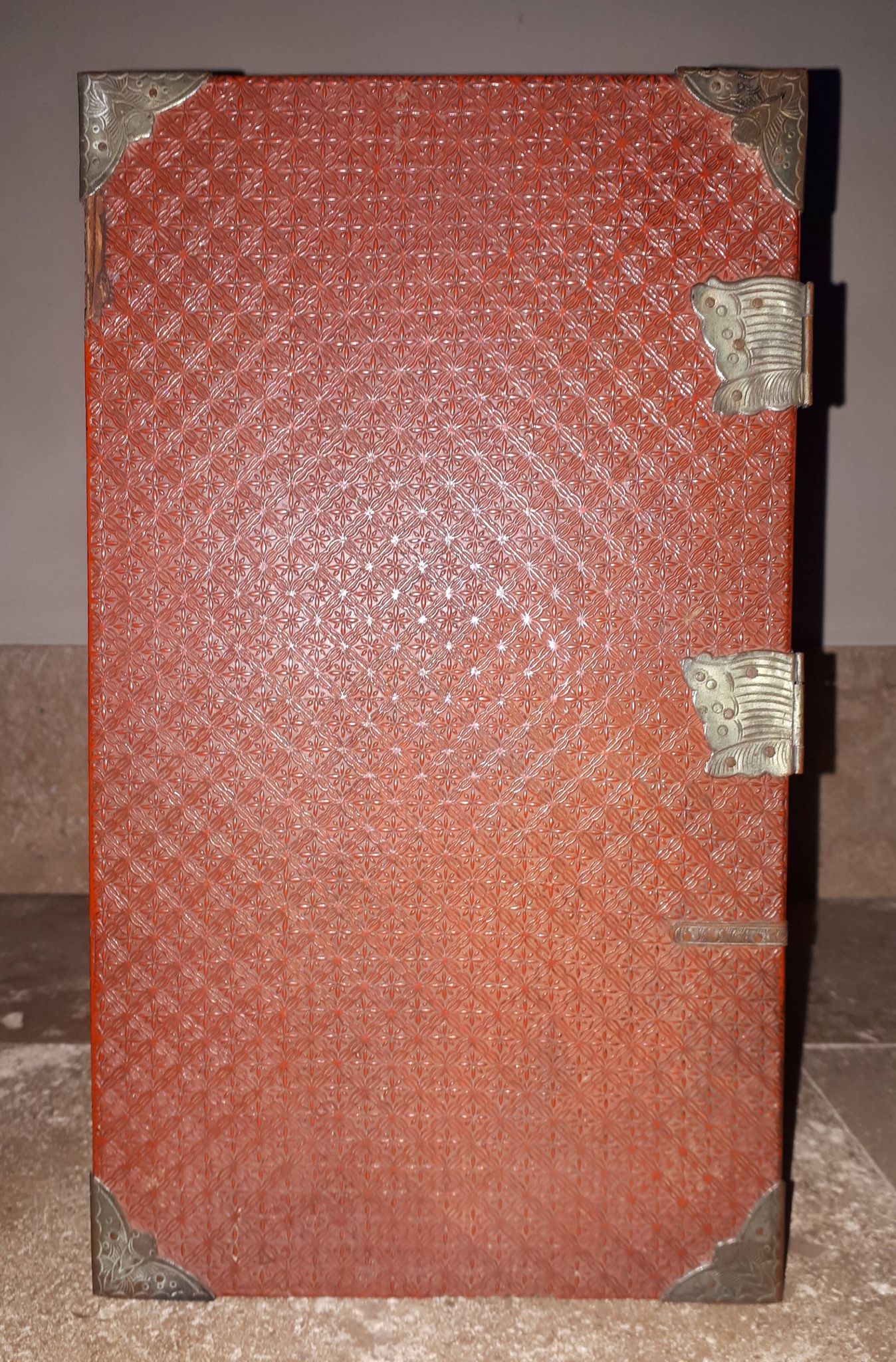 Japanese cabinet in cinnabar red lacquer, Japan Meiji era
