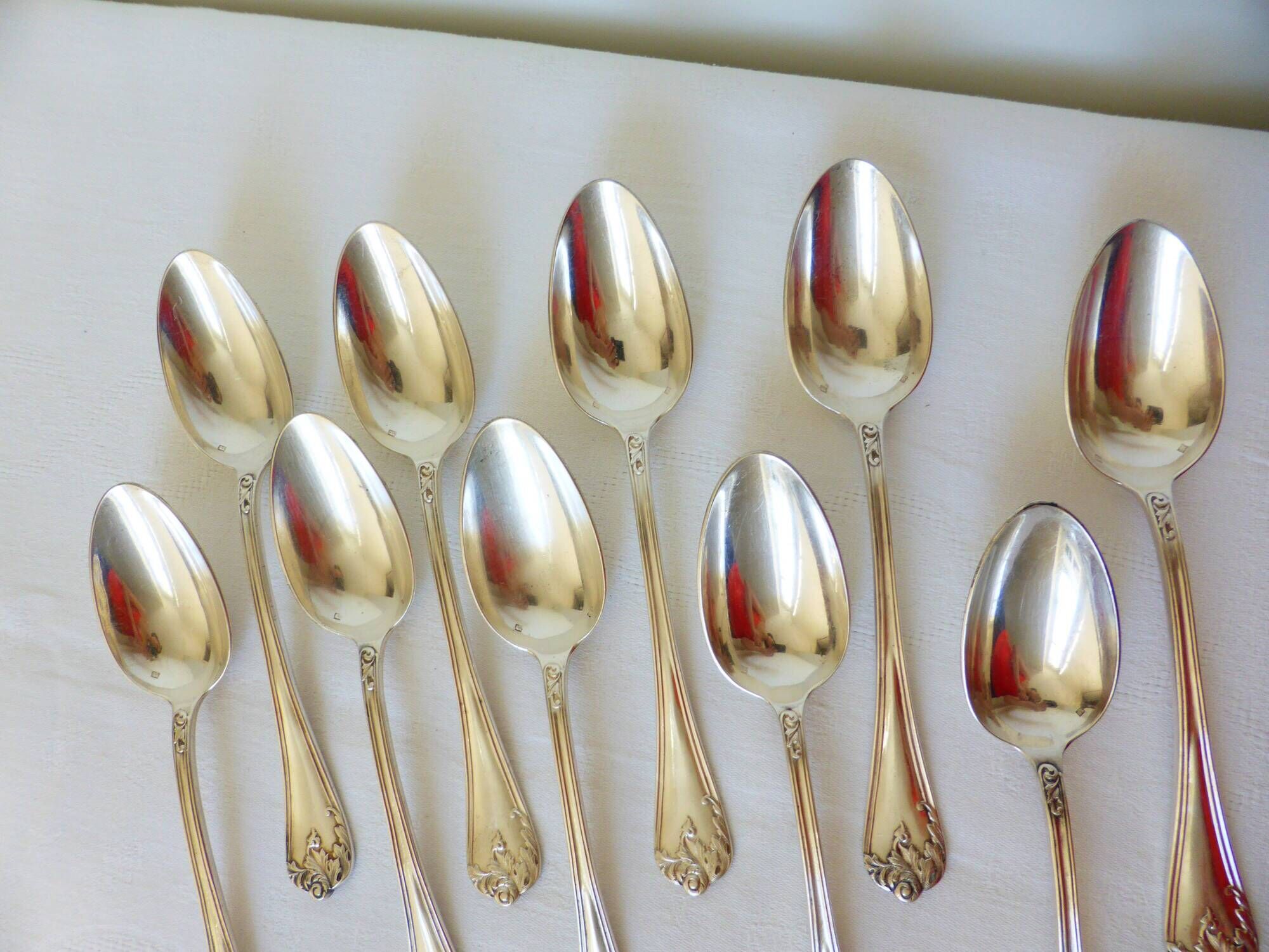 10 silver-plated metal soup spoons, hallmarked 2106225