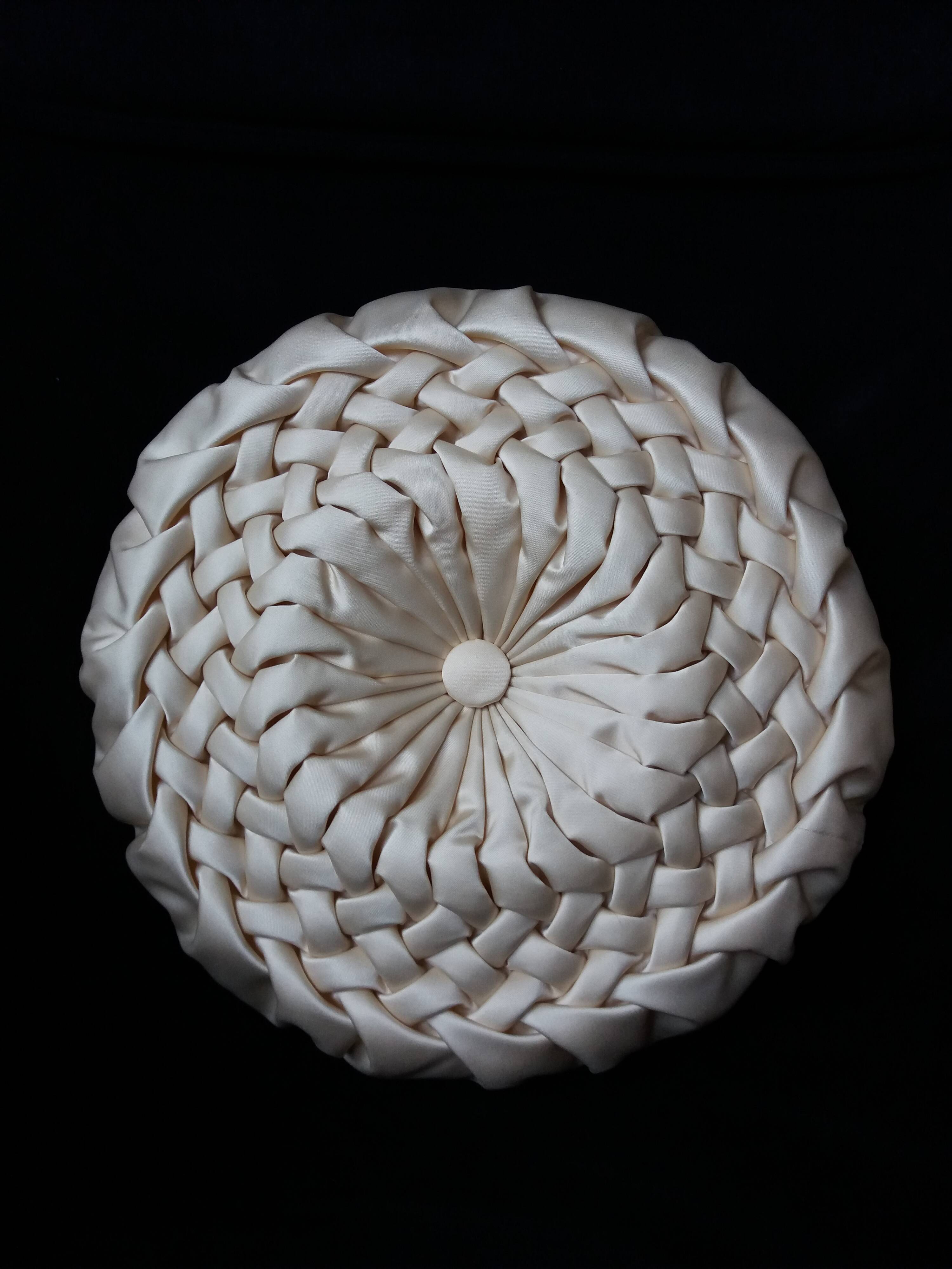 Coussin rond tissu satiné plissé diametre 39 cm