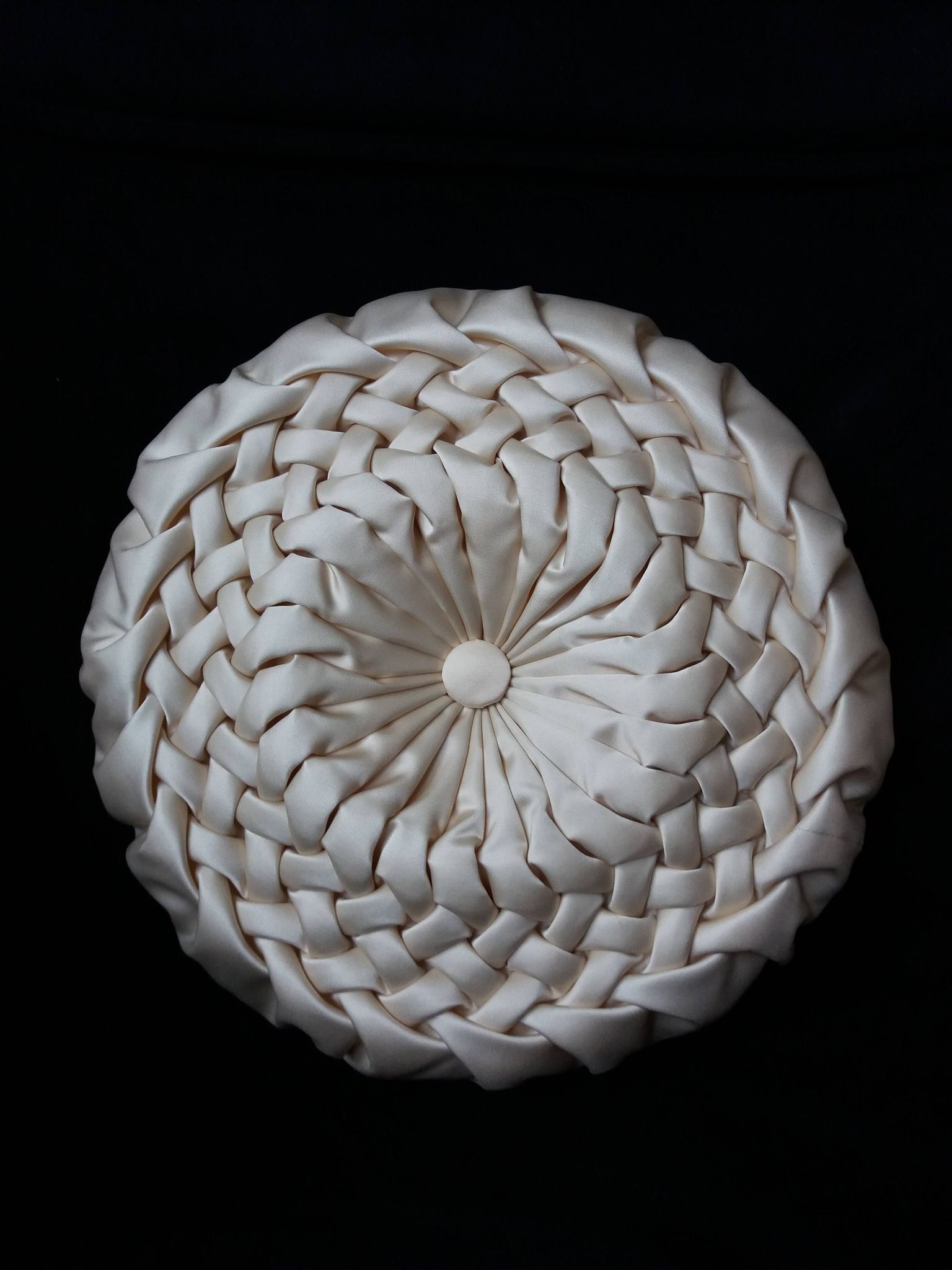Coussin rond tissu satiné plissé diametre 39 cm