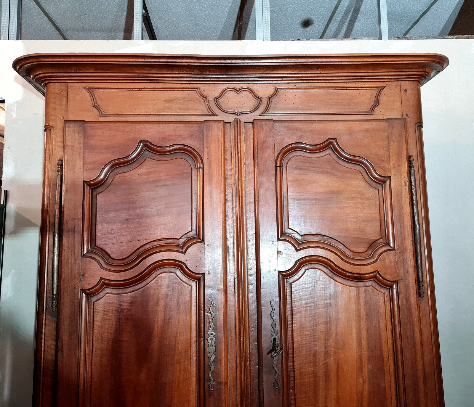 Burgundian wardrobe Louis XIII era in solid walnut around 1680