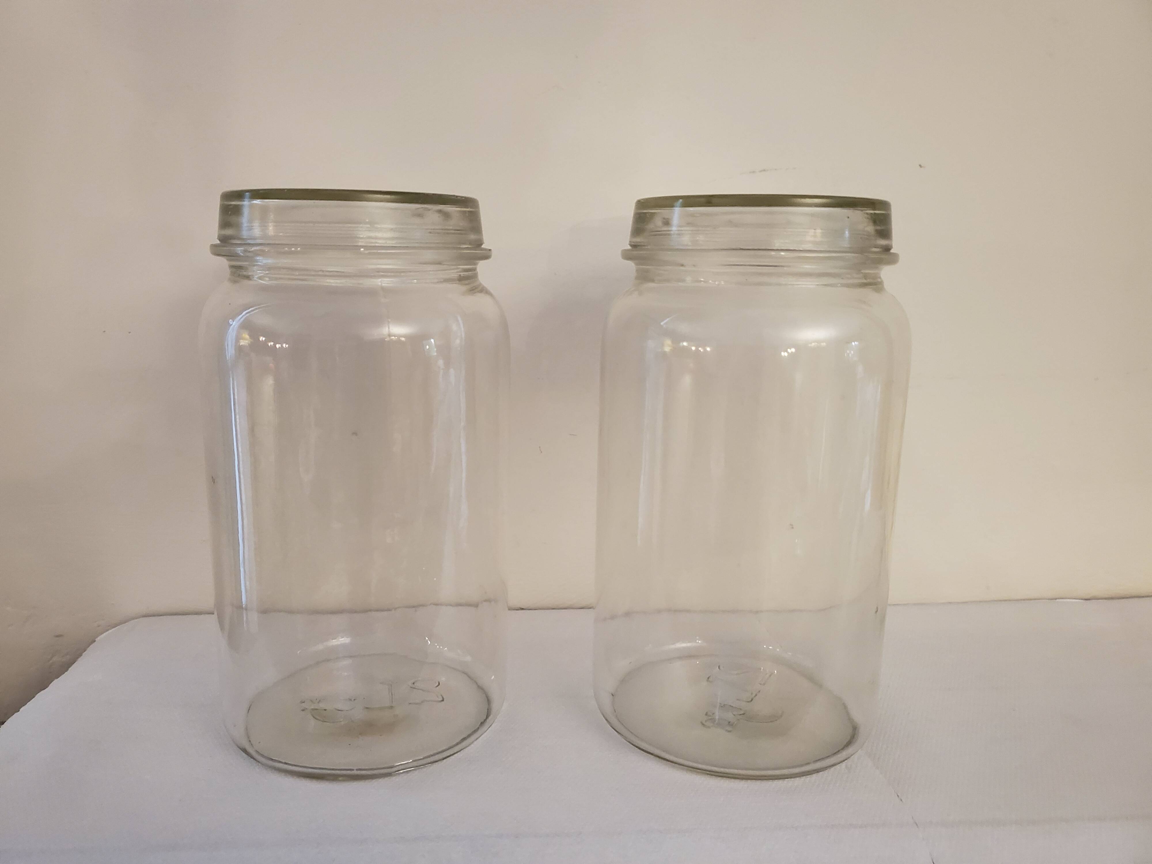 2 glass jars with lid