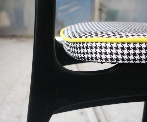 Chaise vintage "pied de poule"