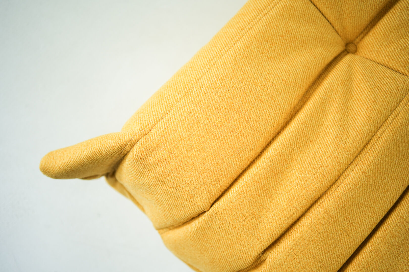 Ensemble de chaise et pouf Togo en tweed jaune