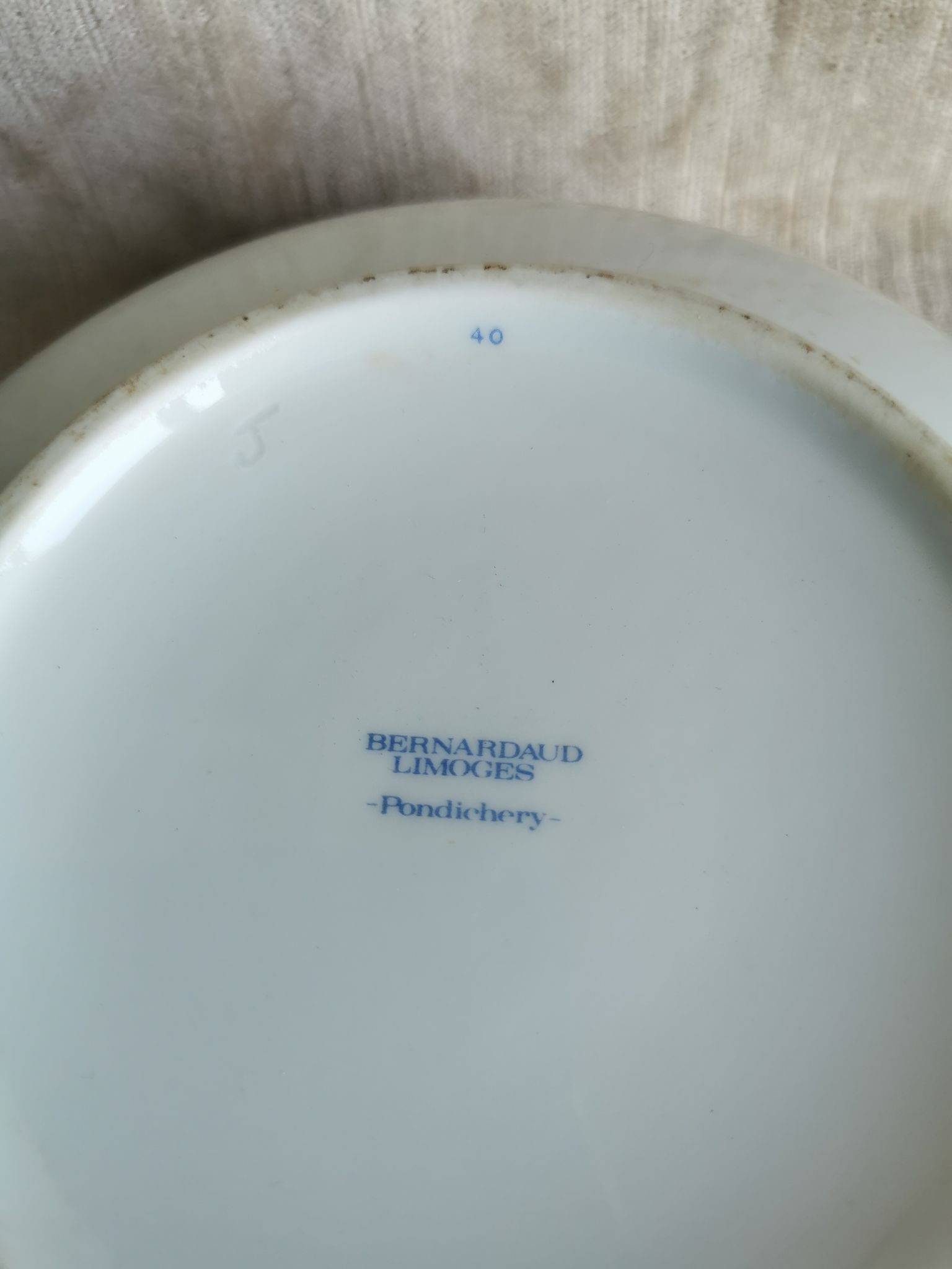 Saladier rond en porcelaine de Limoges Bernardaud modèle Pondichéry