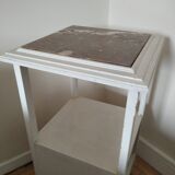 Table de nuit blanche avec dessus marbre rouge